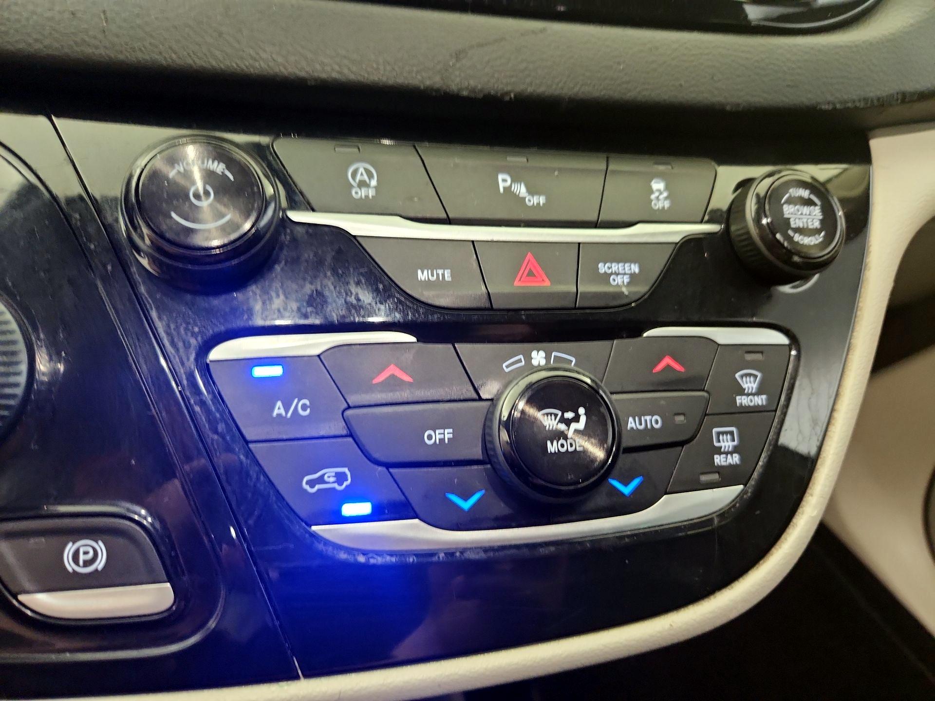 Thumbnail: 2018 Chrysler Pacifica - 16