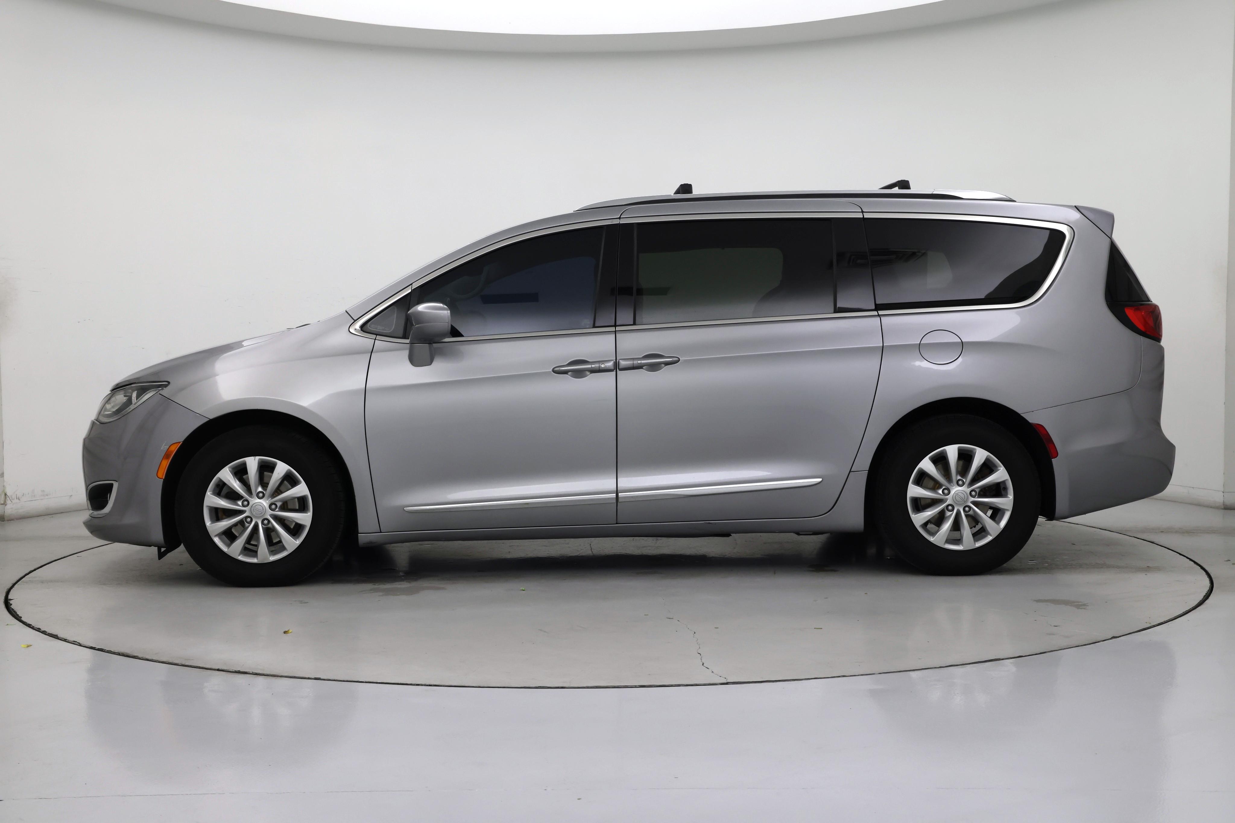 Thumbnail: 2018 Chrysler Pacifica - 3