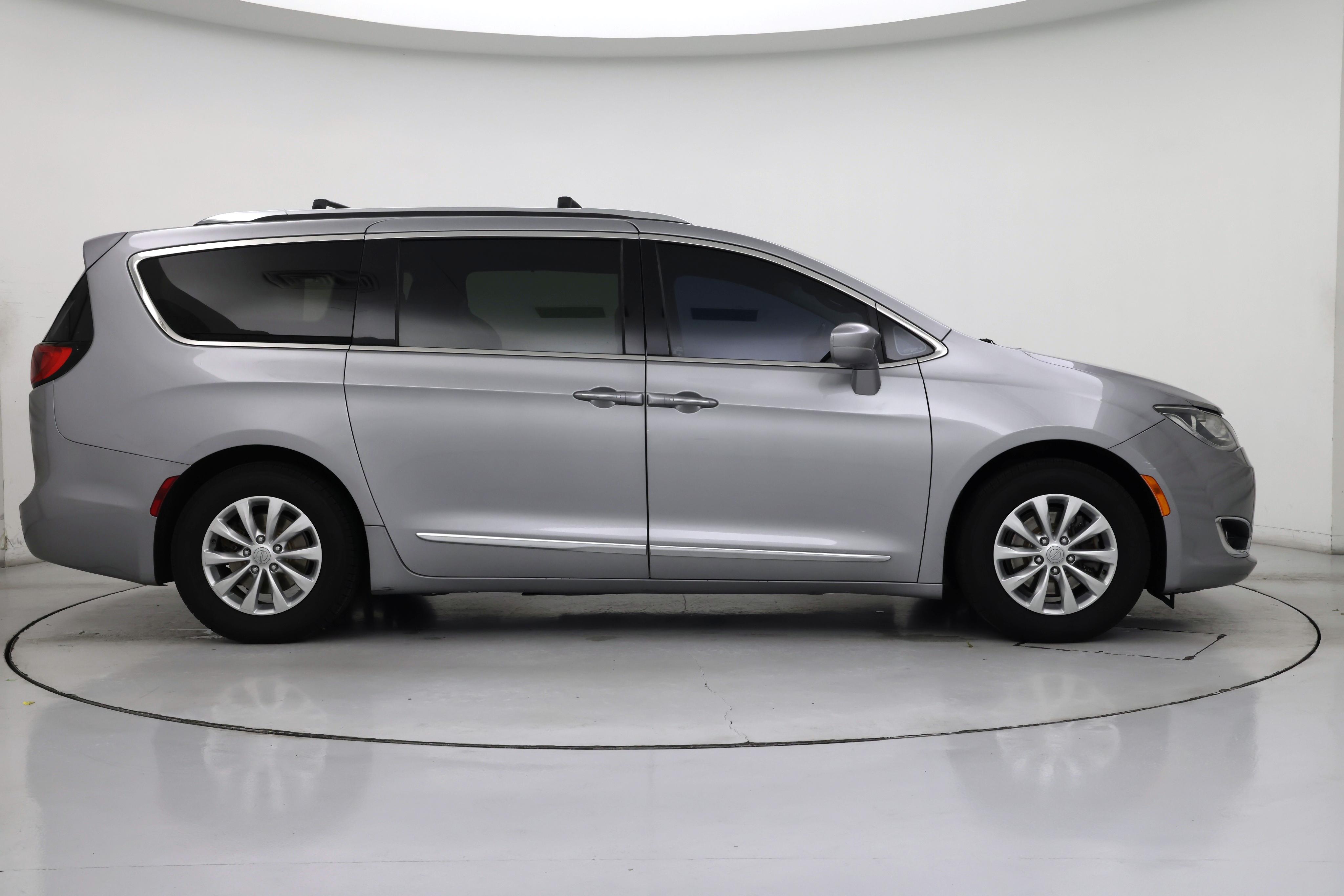 Thumbnail: 2018 Chrysler Pacifica - 7