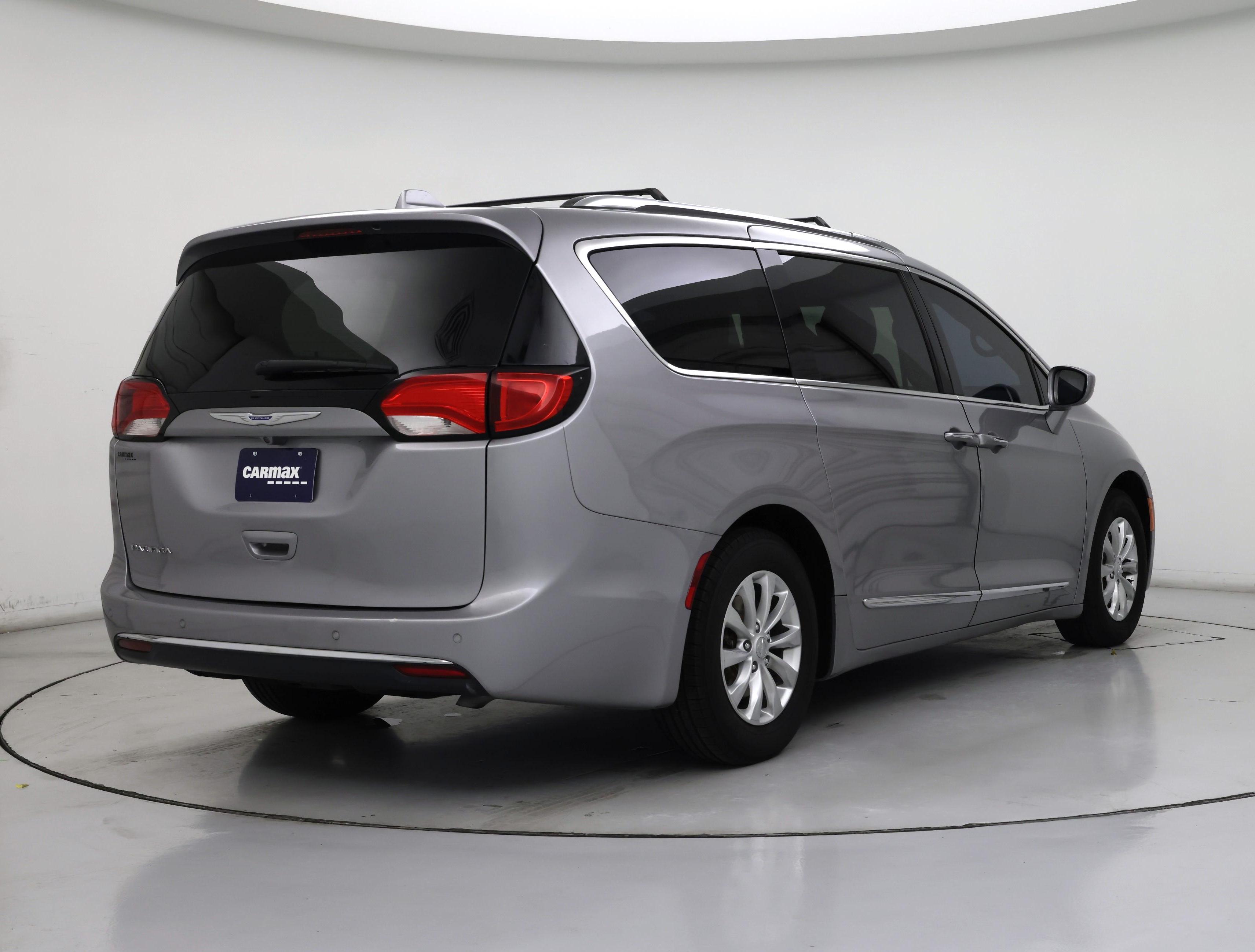 Thumbnail: 2018 Chrysler Pacifica - 8