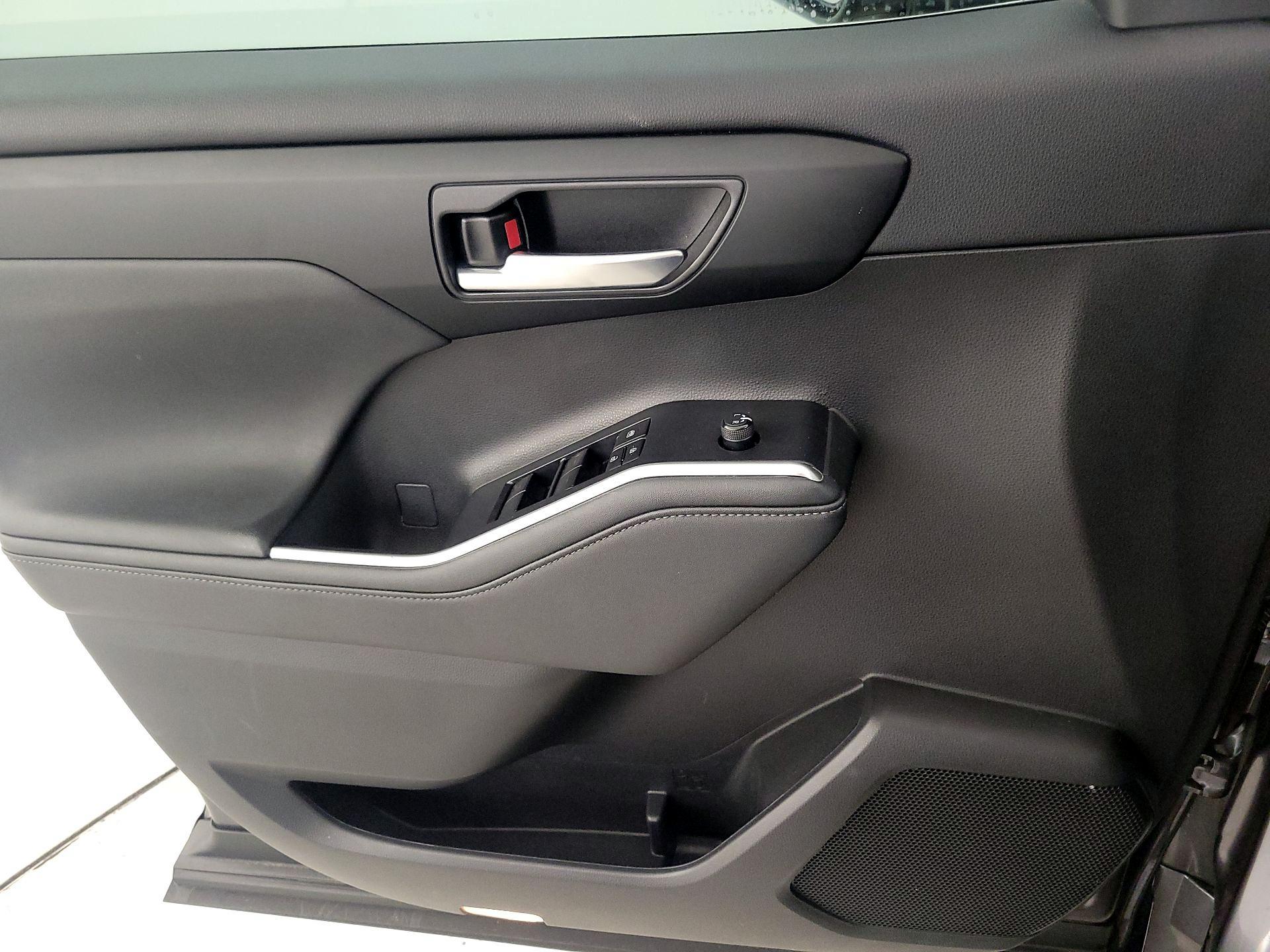 Thumbnail: 2023 Toyota Highlander - 12