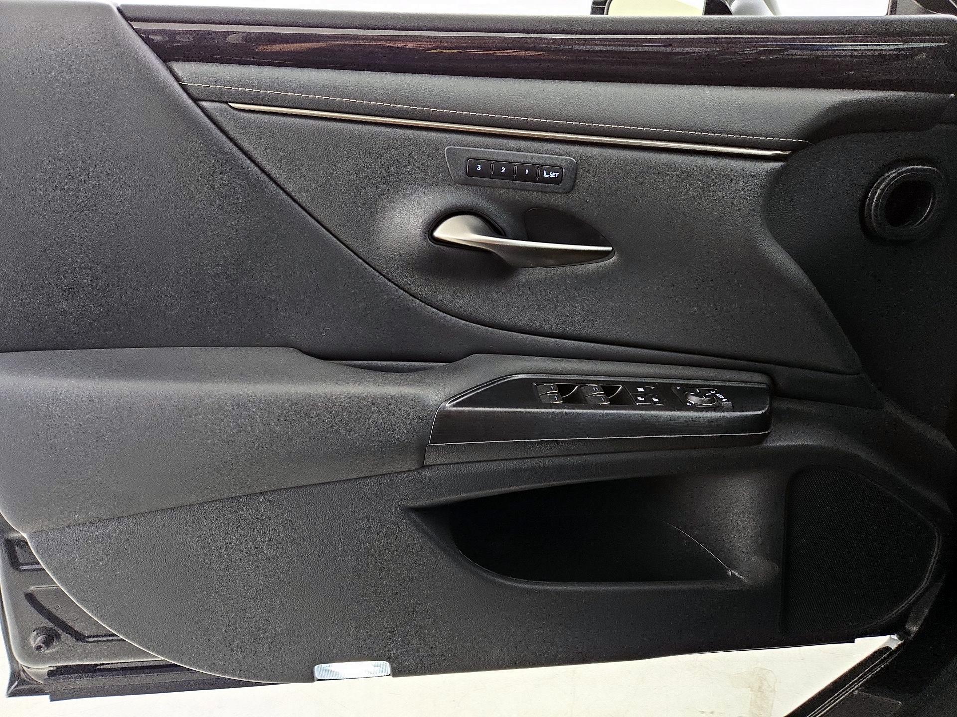 Thumbnail: 2021 Lexus ES - 12