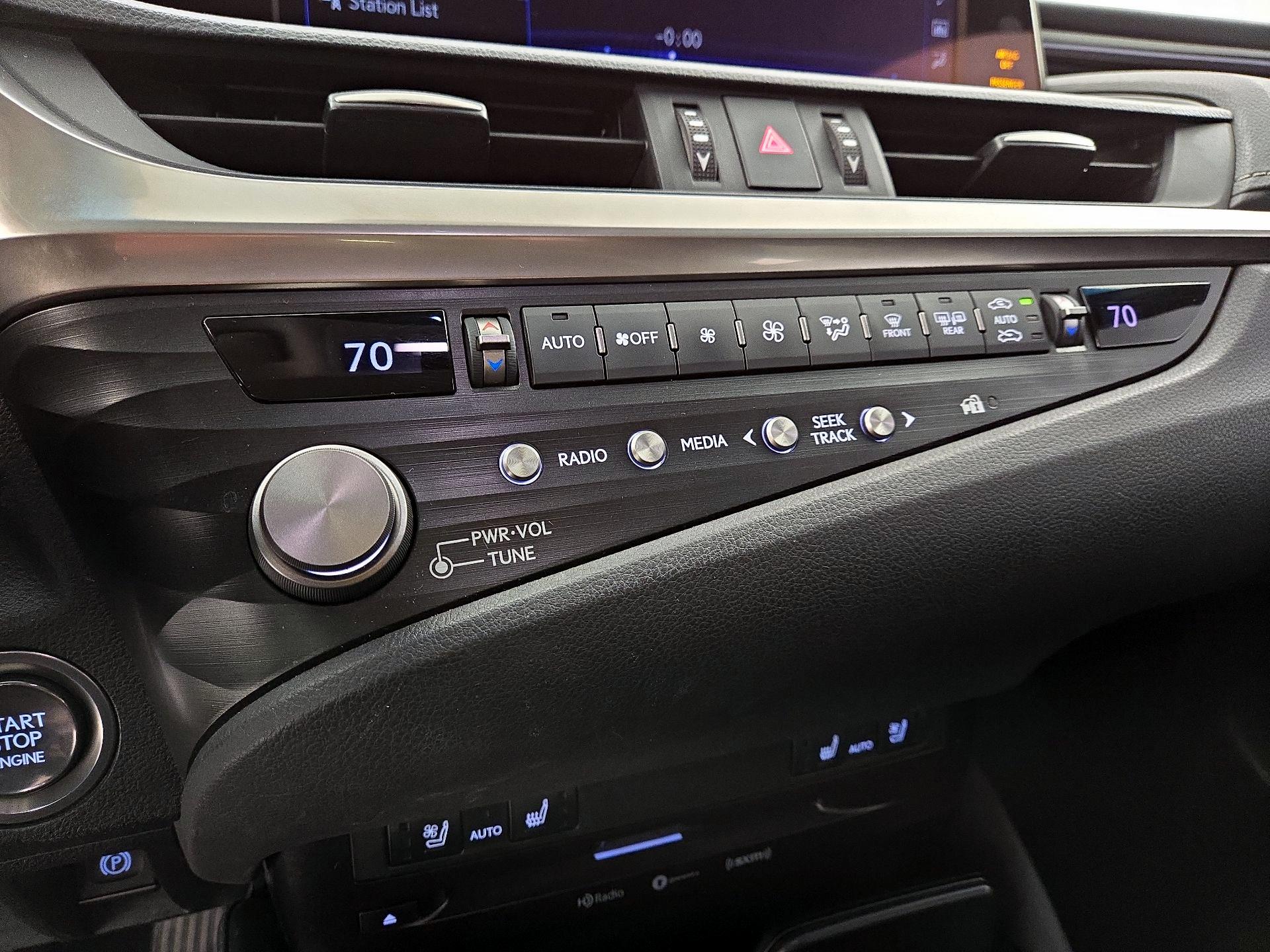 Thumbnail: 2021 Lexus ES - 16