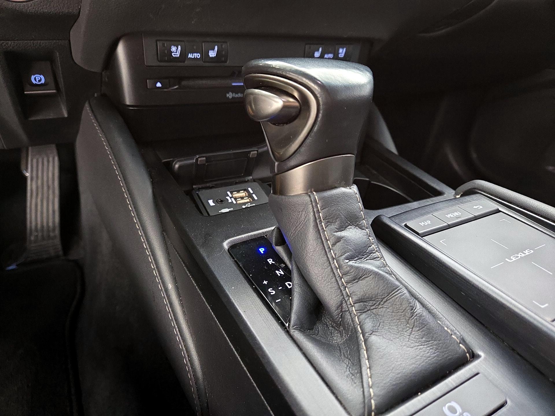 Thumbnail: 2021 Lexus ES - 17