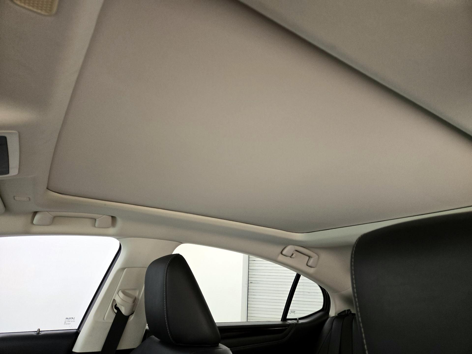 Thumbnail: 2021 Lexus ES - 19