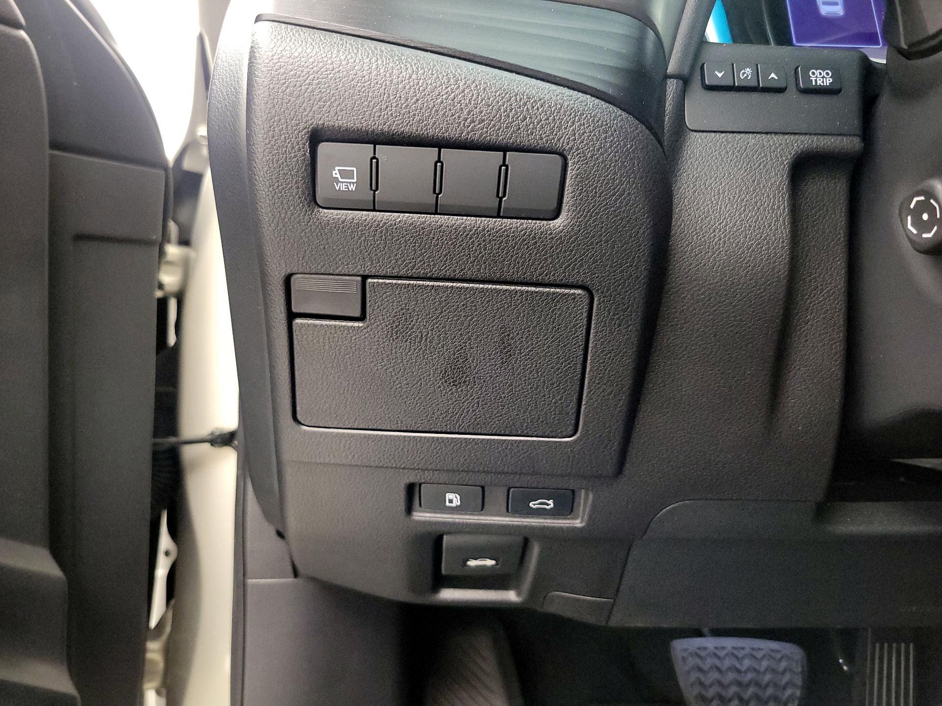 Thumbnail: 2021 Lexus ES - 13