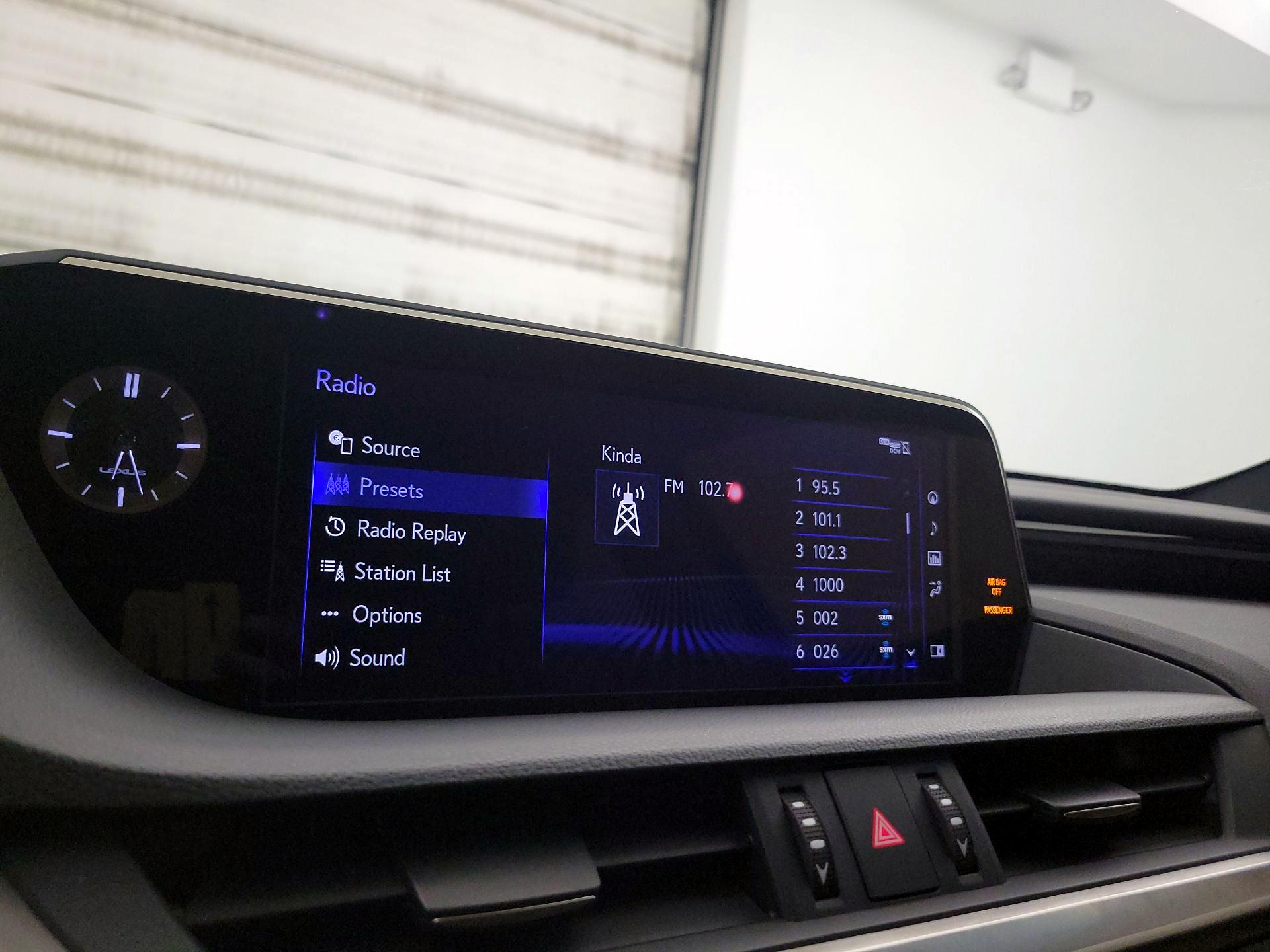 Thumbnail: 2021 Lexus ES - 16