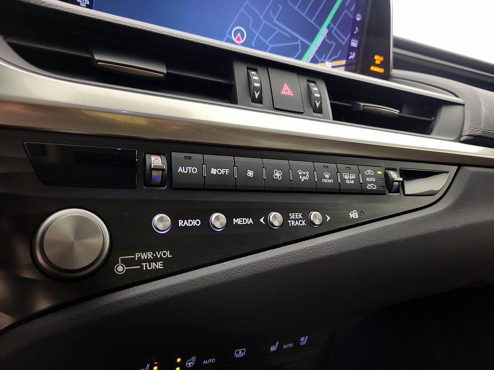 Thumbnail: 2021 Lexus ES - 17