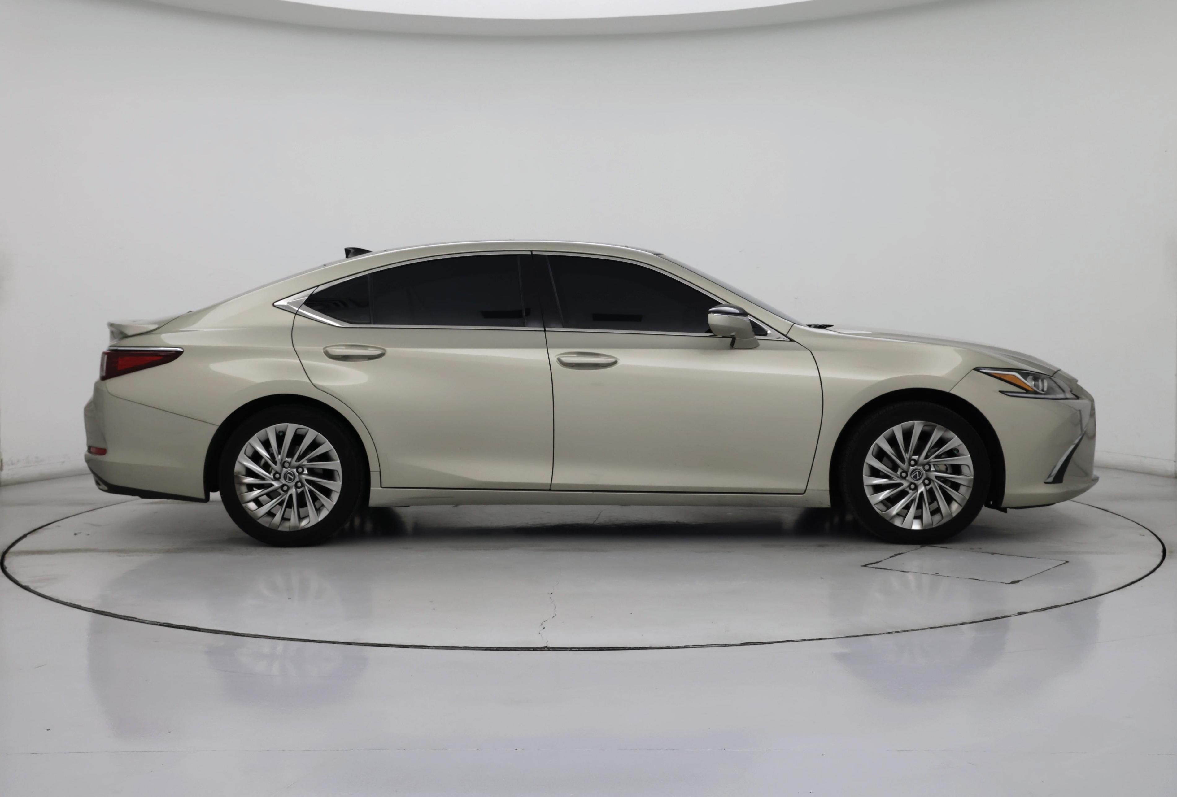 Thumbnail: 2021 Lexus ES - 7