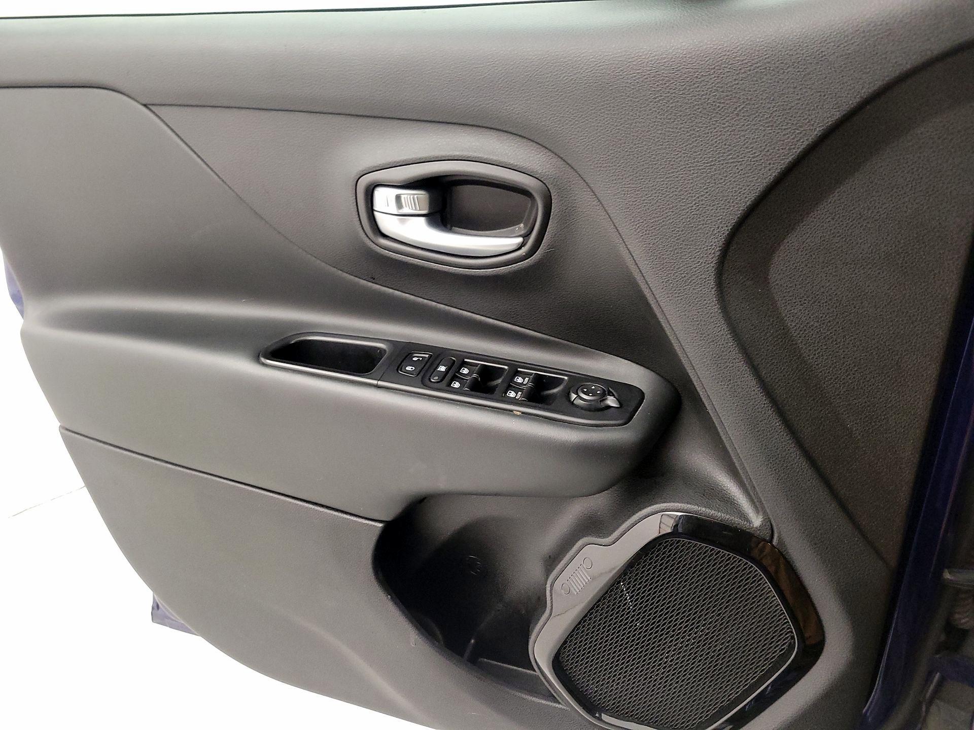 Thumbnail: 2017 Jeep Renegade - 12