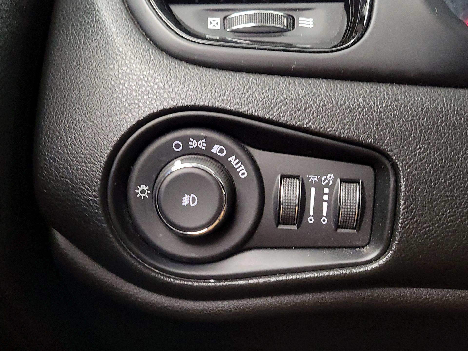 Thumbnail: 2017 Jeep Renegade - 13