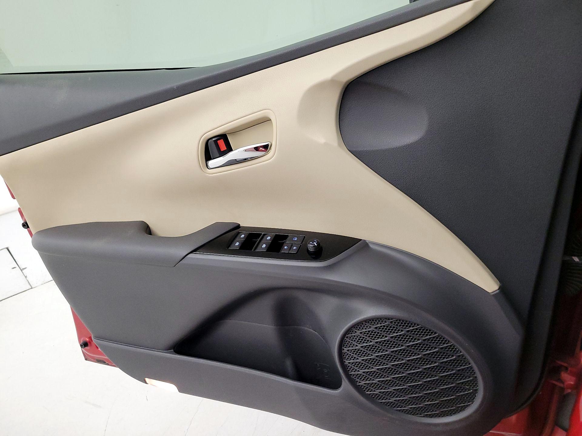 Thumbnail: 2018 Toyota Prius - 12