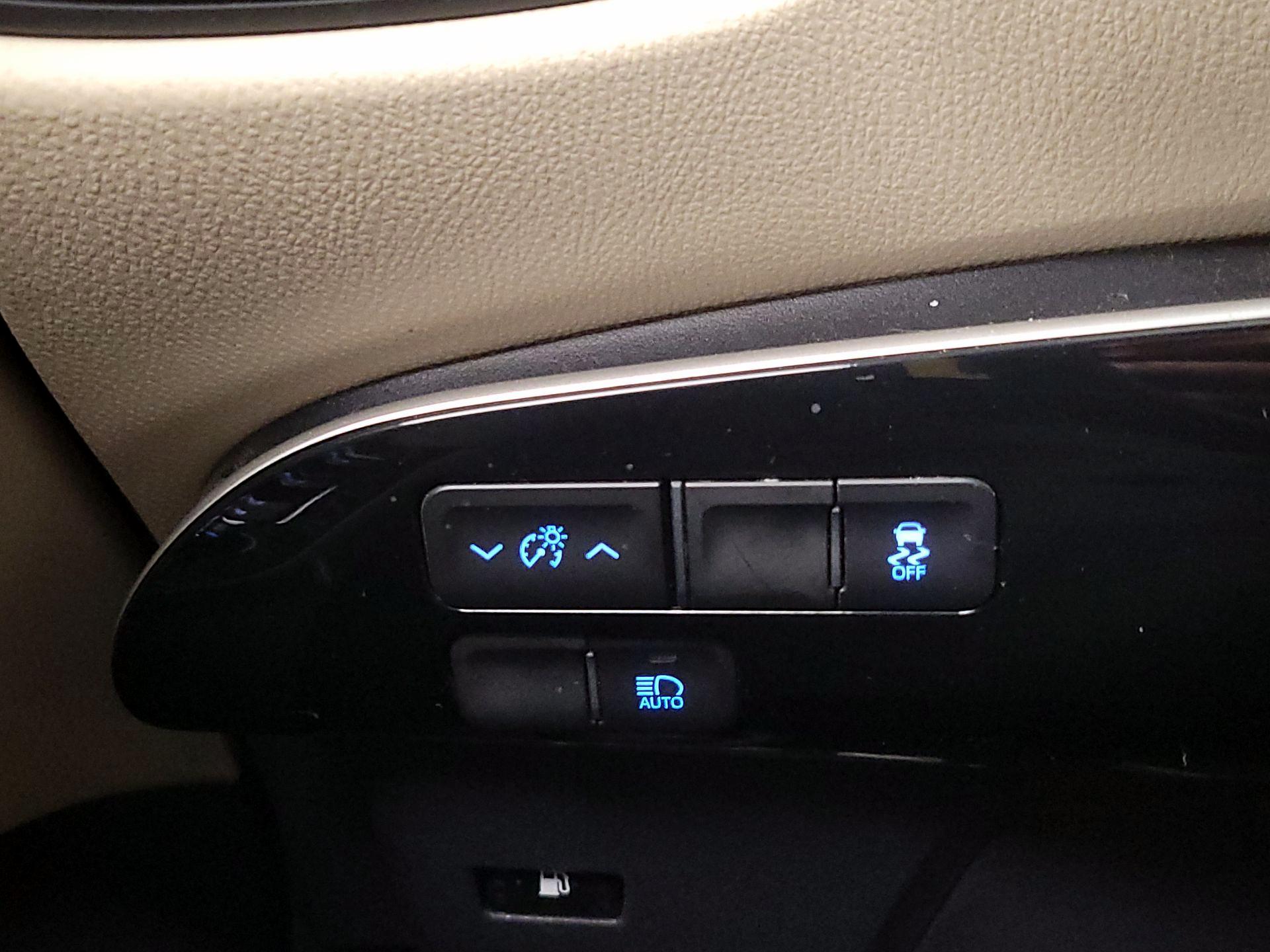 Thumbnail: 2018 Toyota Prius - 13