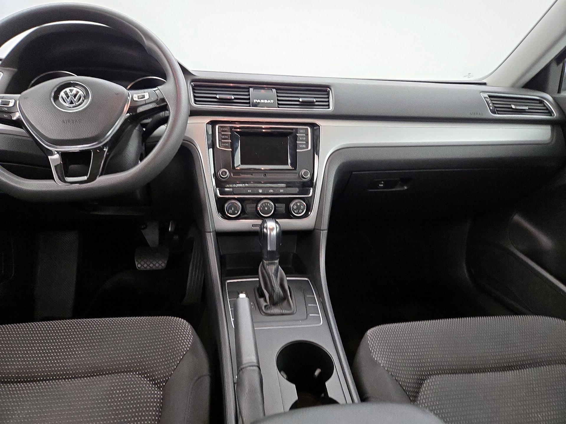 Thumbnail: 2018 Volkswagen Passat - 9