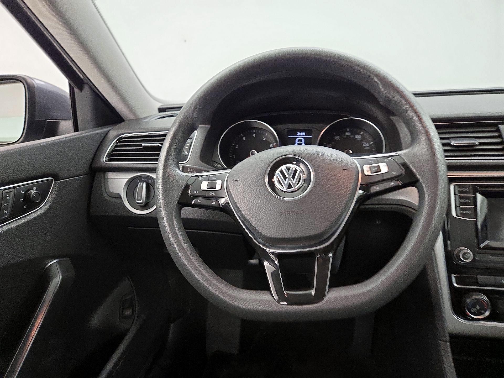 Thumbnail: 2018 Volkswagen Passat - 10