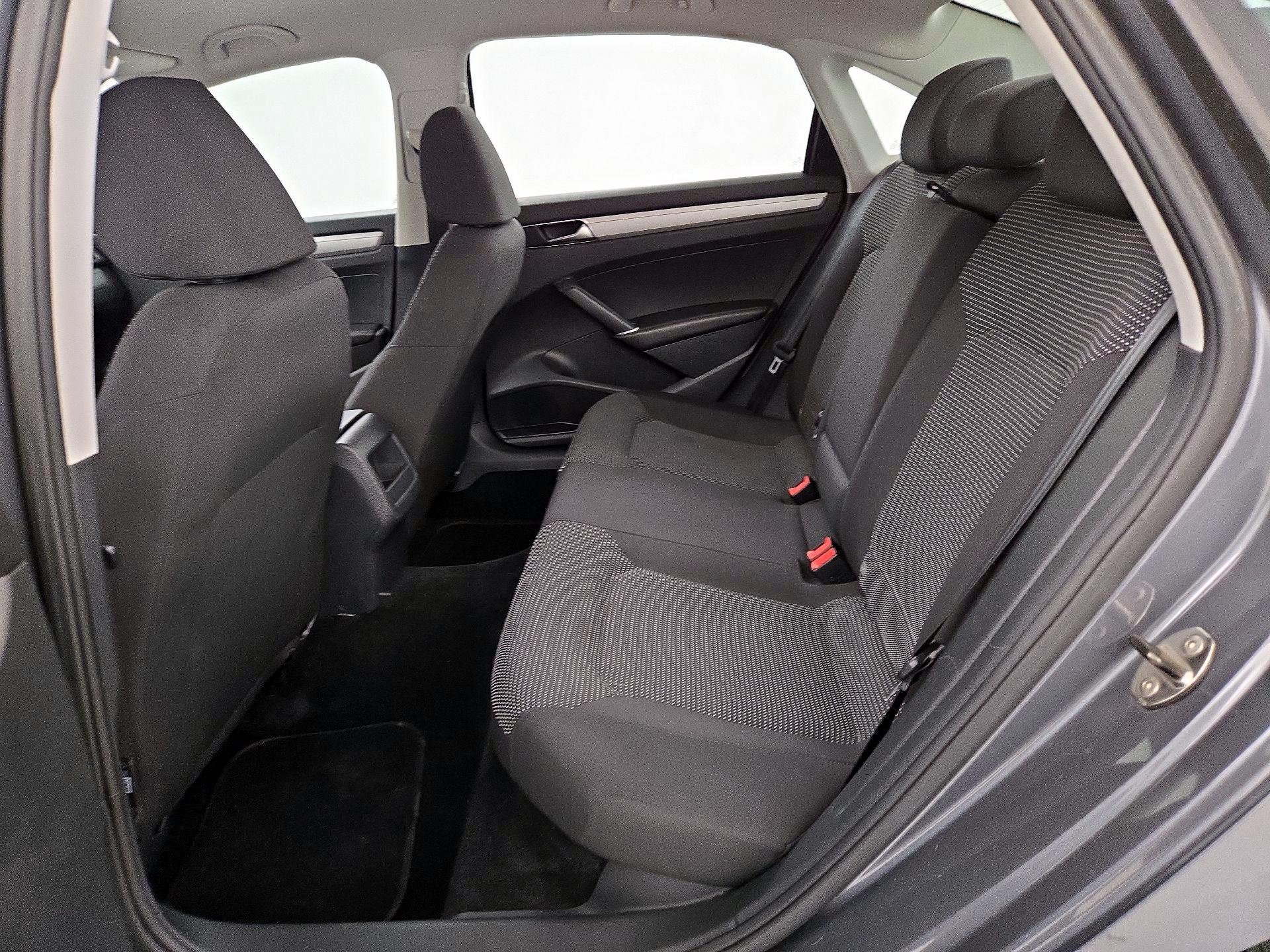 Thumbnail: 2018 Volkswagen Passat - 19