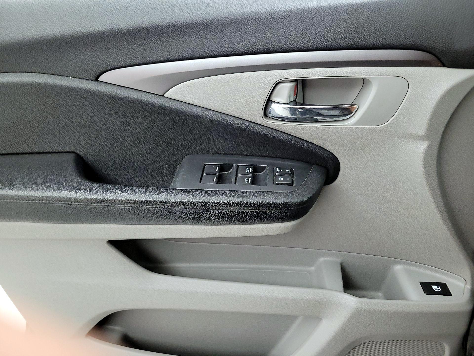 Thumbnail: 2016 Honda Pilot - 12