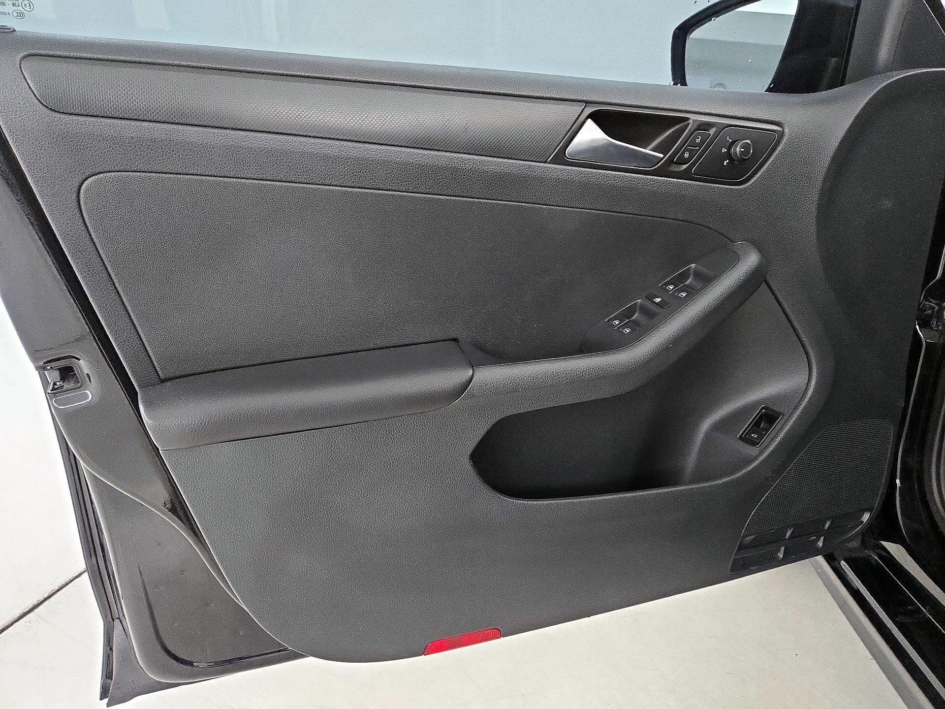 Thumbnail: 2016 Volkswagen Jetta - 12