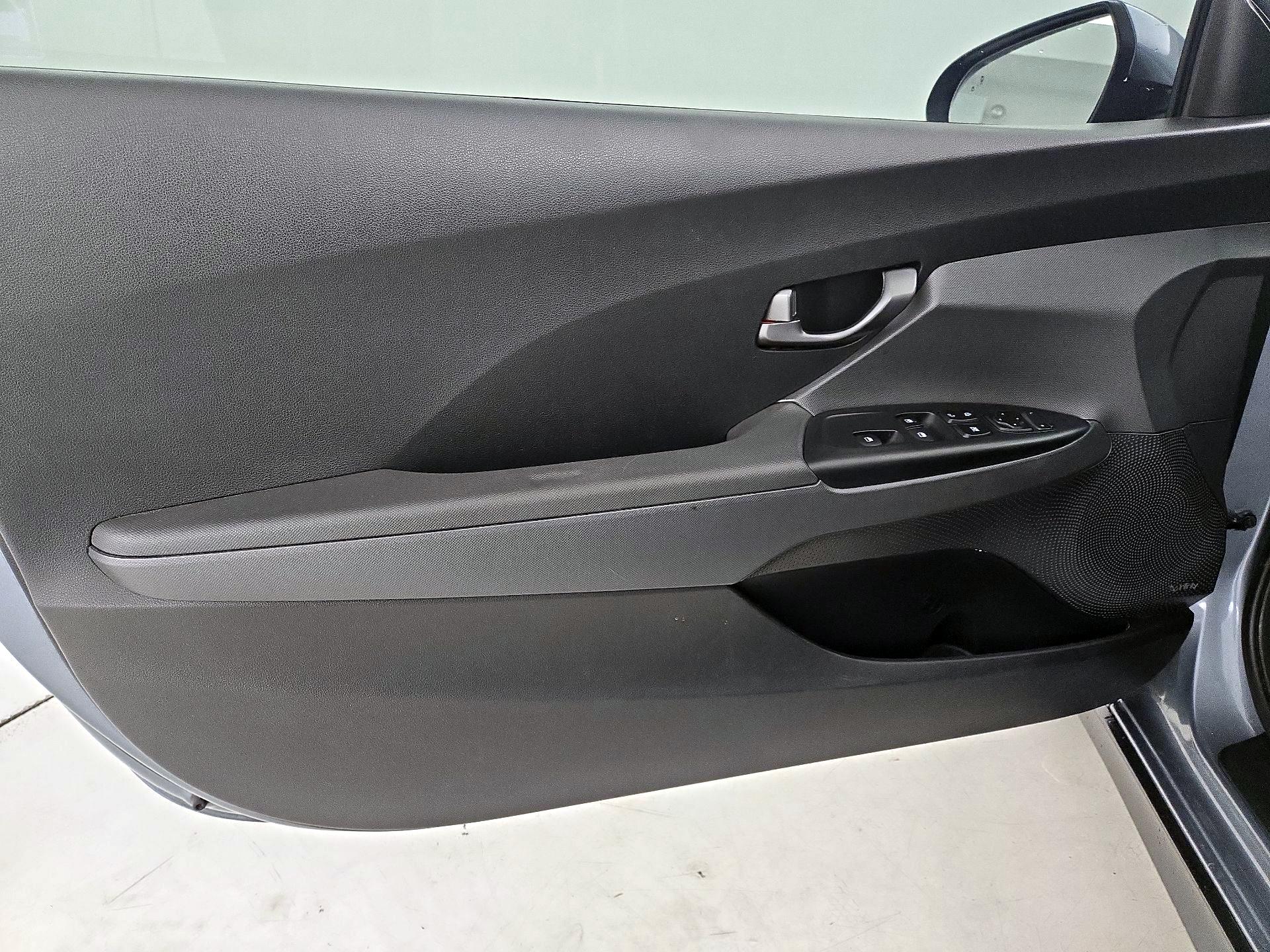 Thumbnail: 2019 Hyundai Veloster - 12