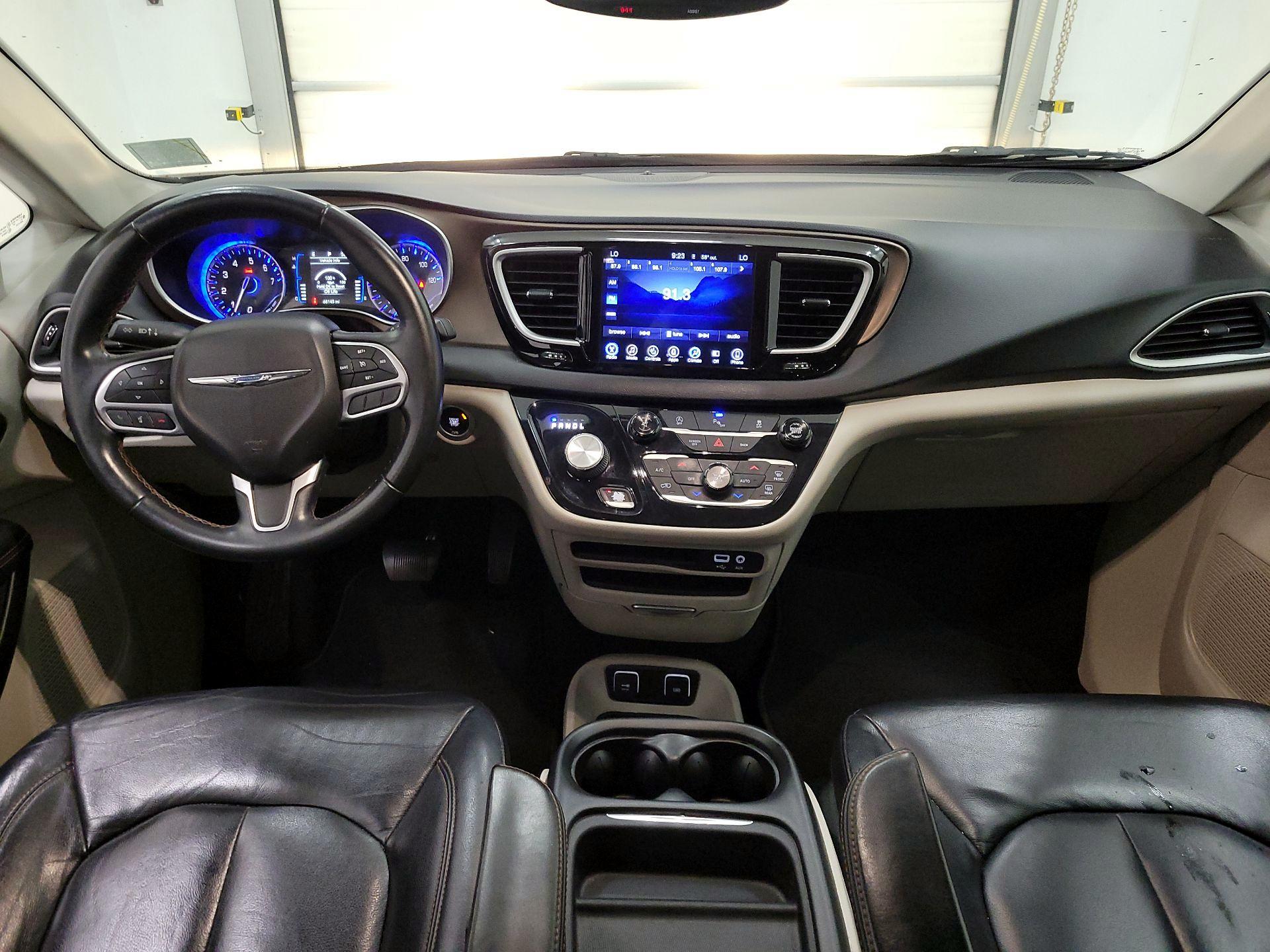 Thumbnail: 2017 Chrysler Pacifica - 9