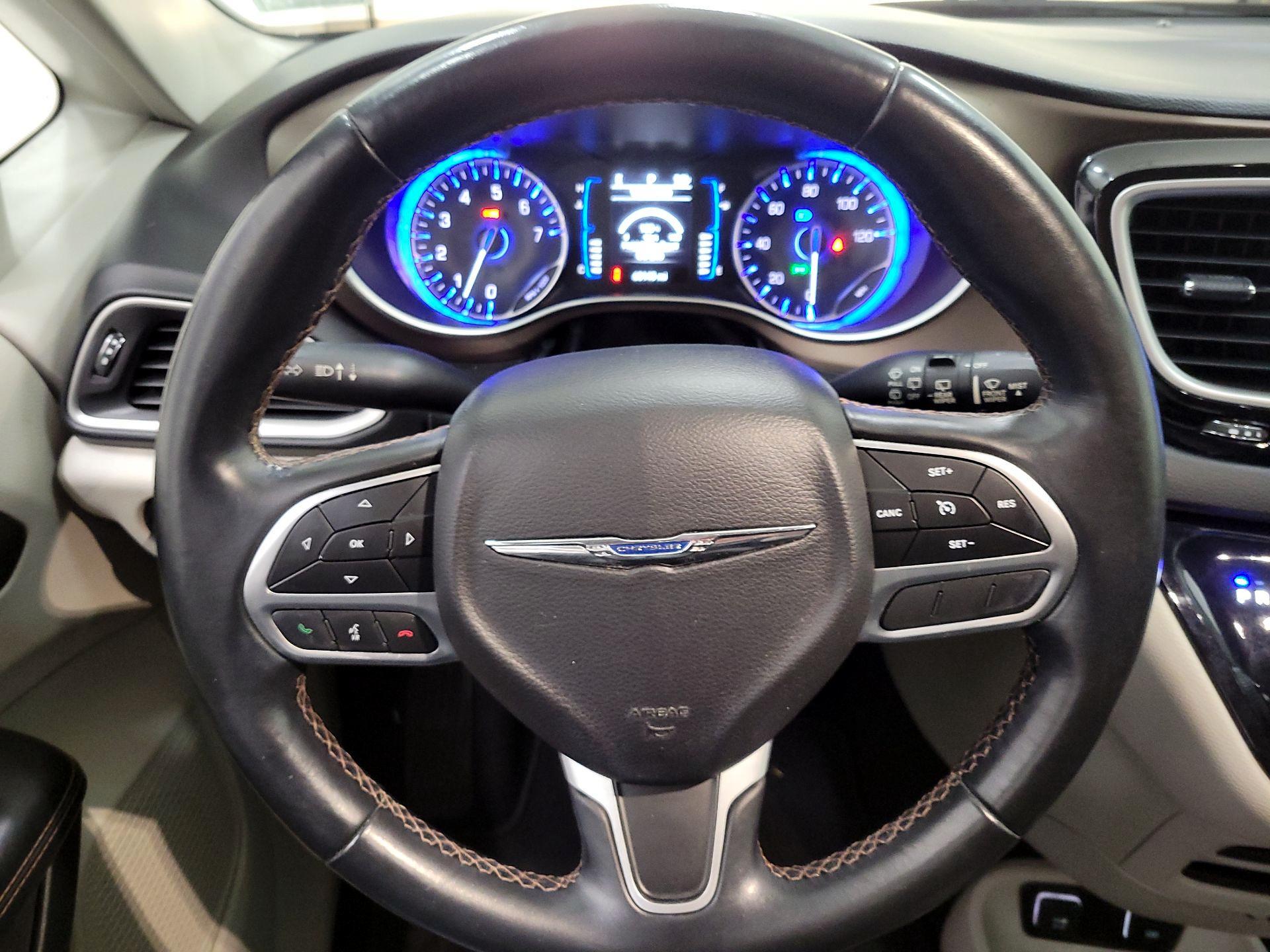 Thumbnail: 2017 Chrysler Pacifica - 10