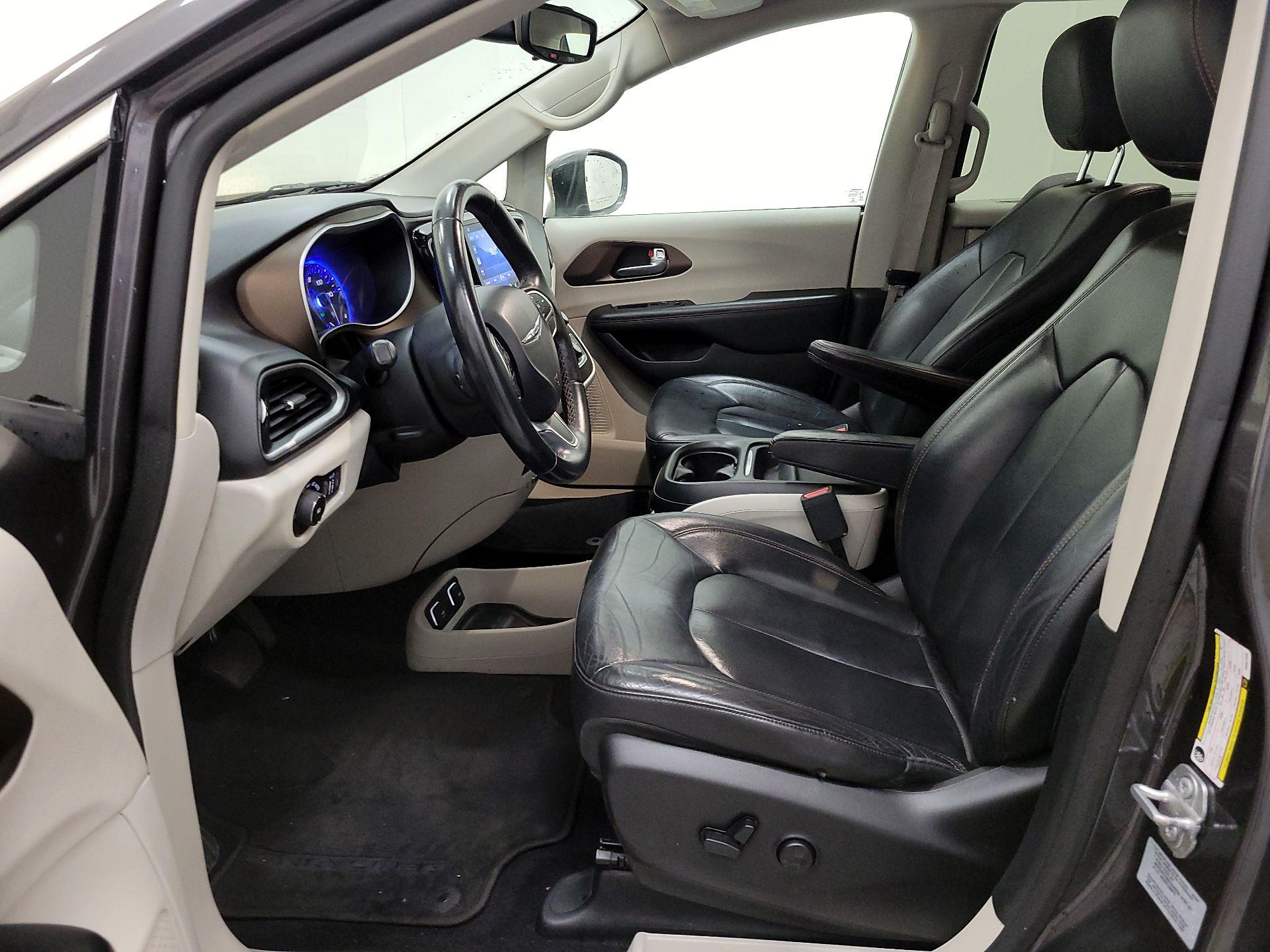 Thumbnail: 2017 Chrysler Pacifica - 11