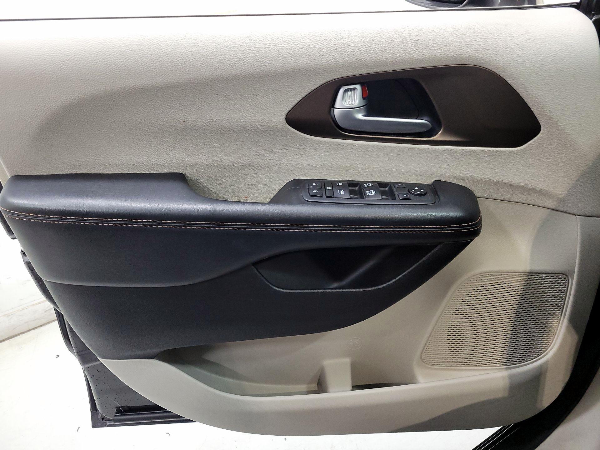 Thumbnail: 2017 Chrysler Pacifica - 12