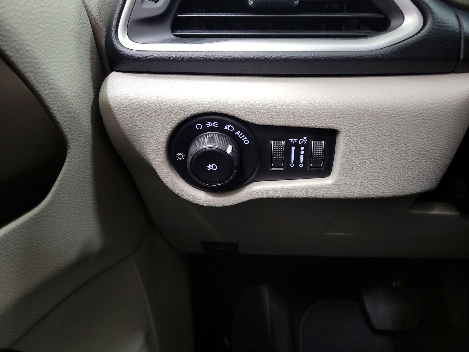 Thumbnail: 2017 Chrysler Pacifica - 13