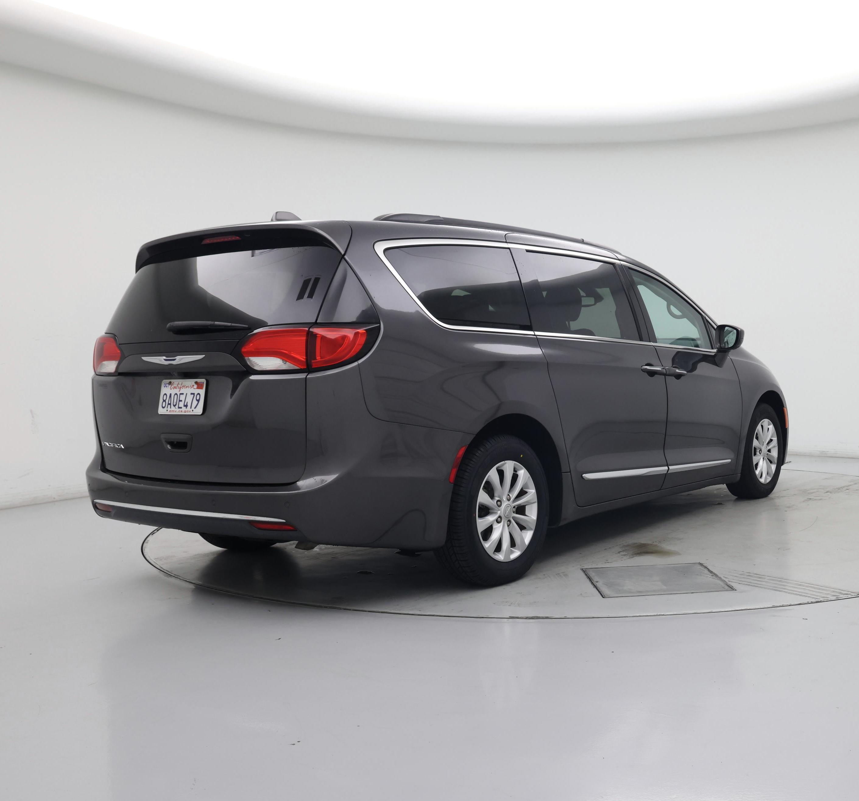 Thumbnail: 2017 Chrysler Pacifica - 8