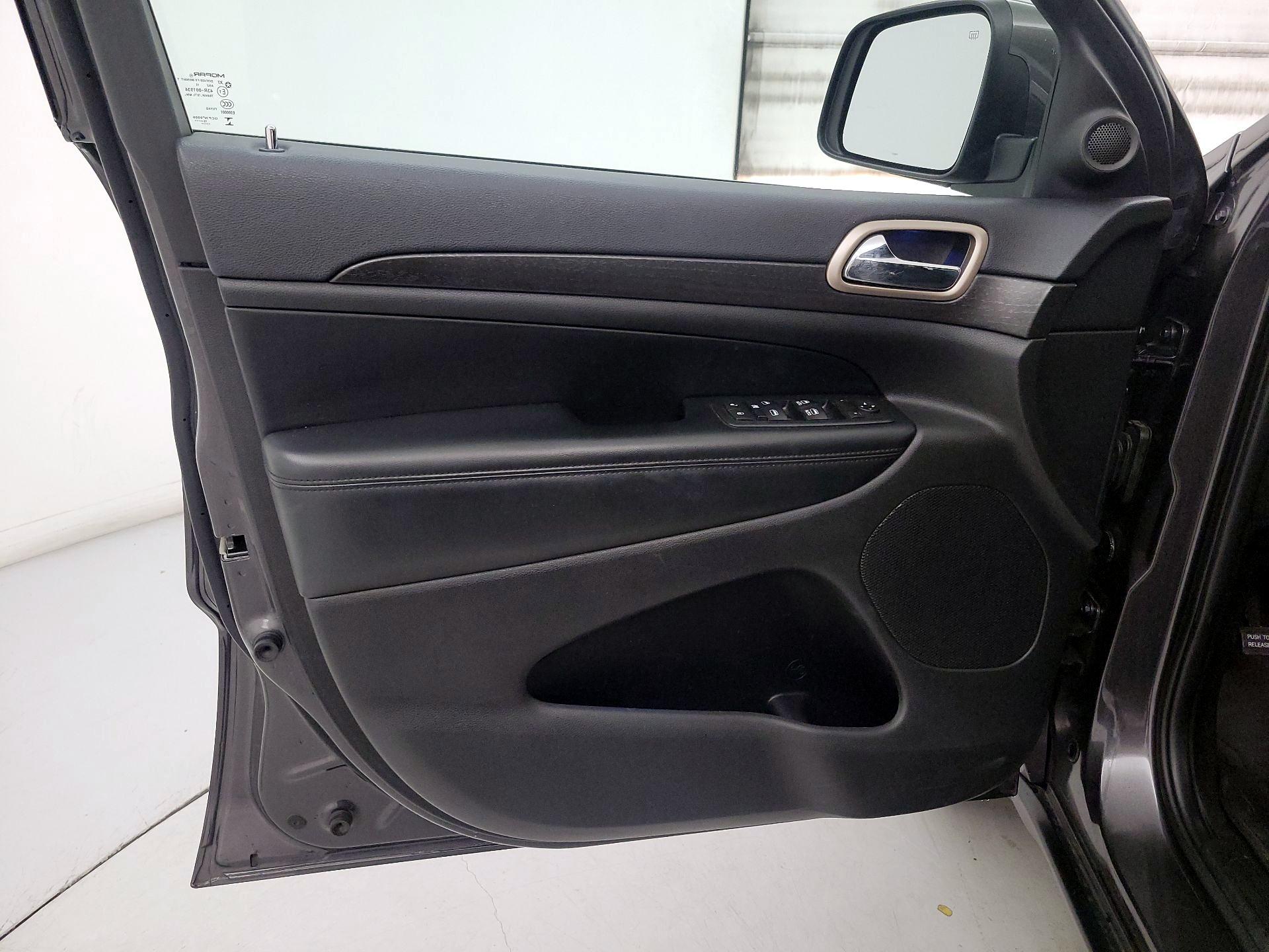 Thumbnail: 2015 Jeep Grand Cherokee - 12