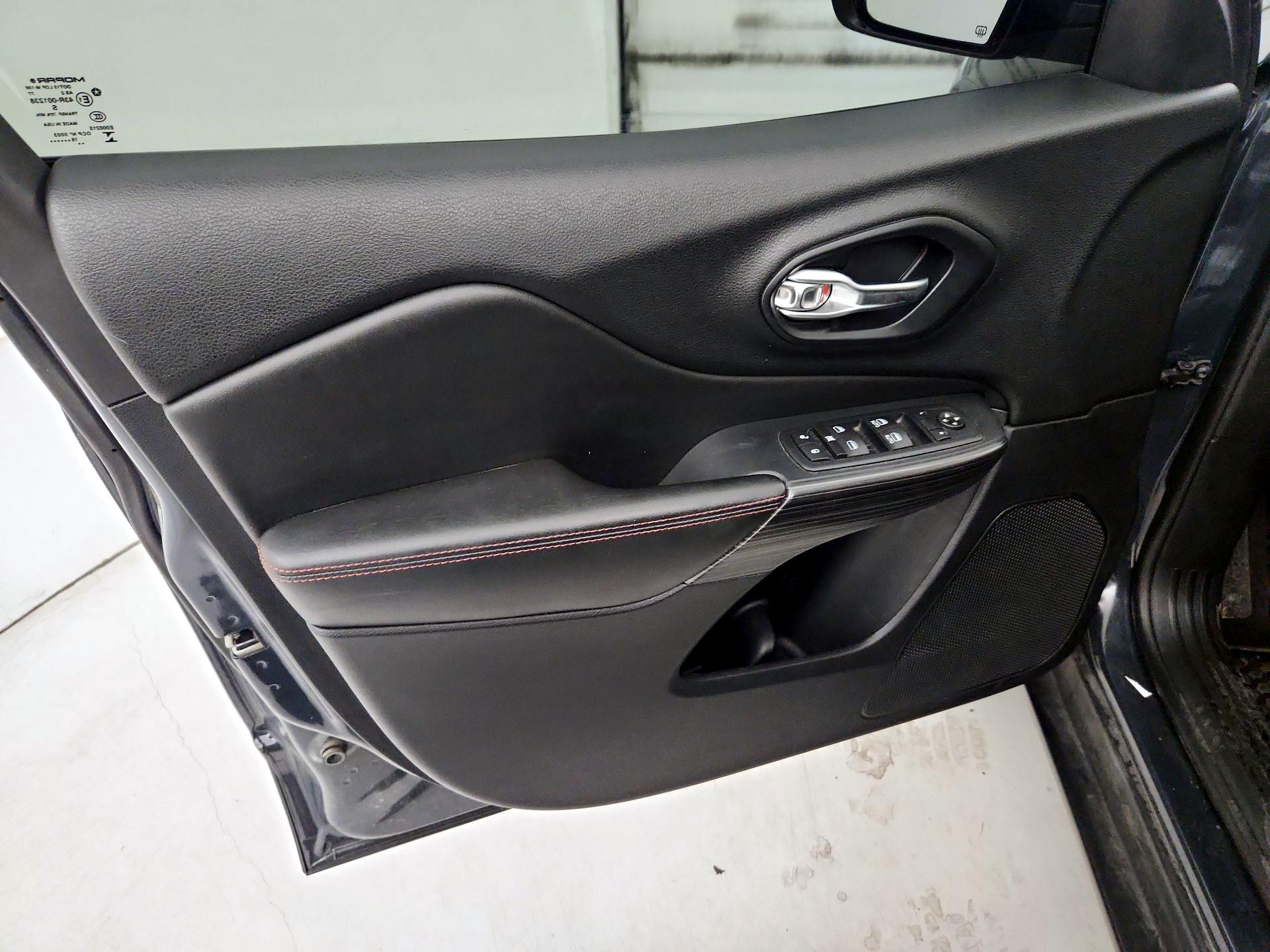 Thumbnail: 2017 Jeep Cherokee - 12