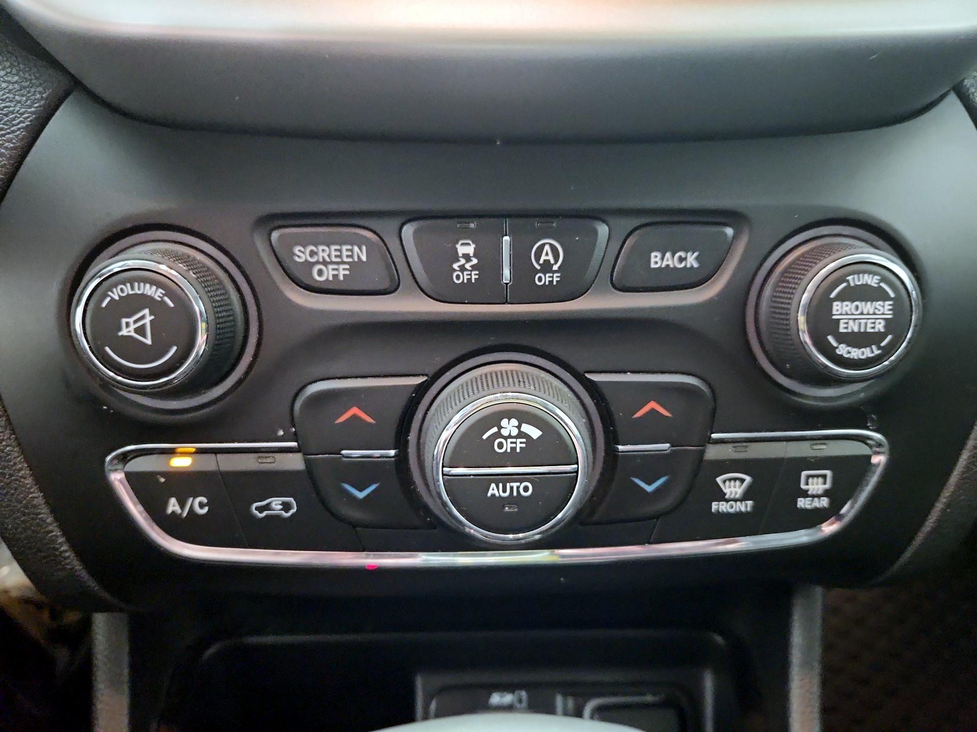 Thumbnail: 2017 Jeep Cherokee - 16