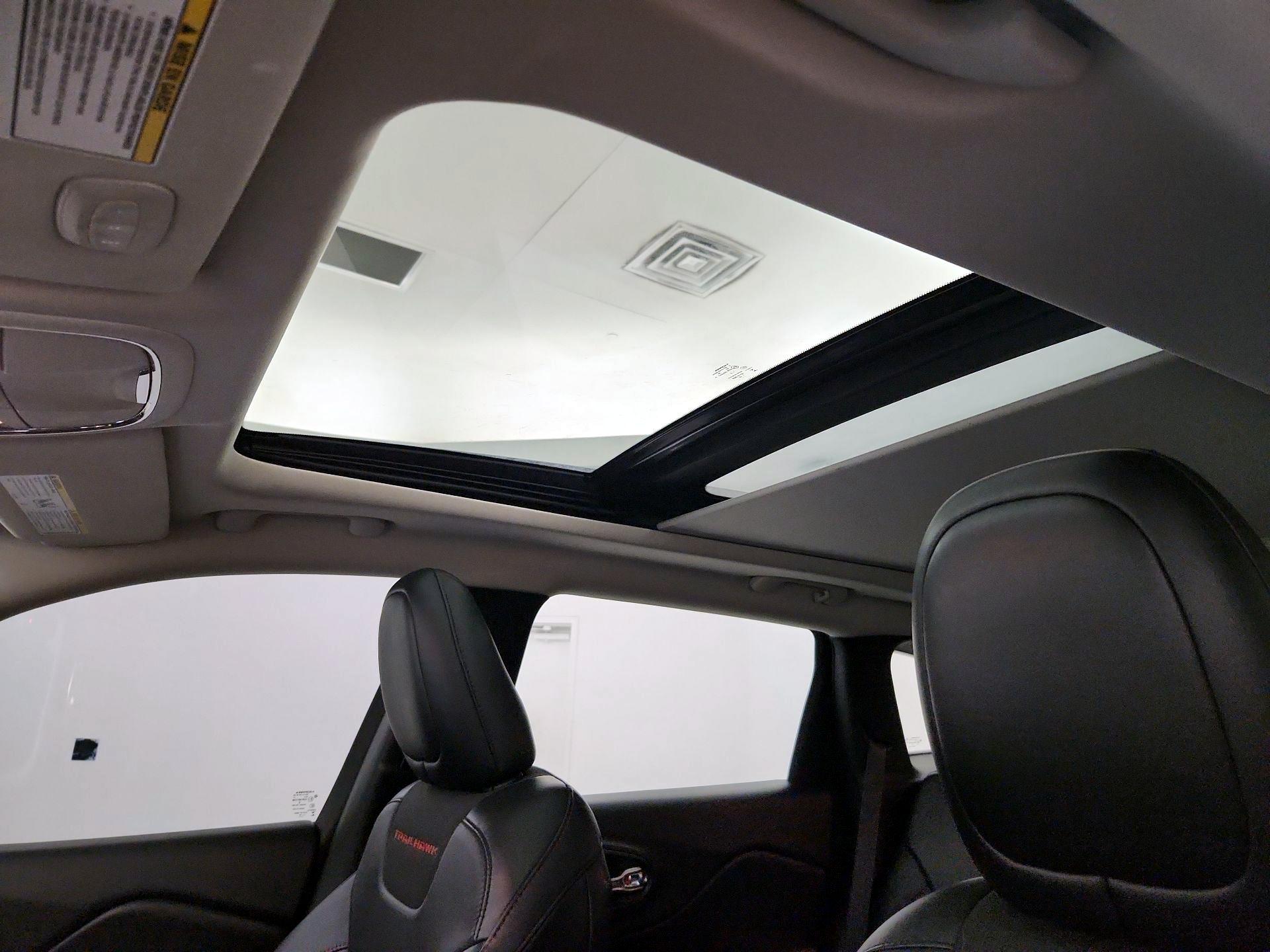 Thumbnail: 2017 Jeep Cherokee - 19