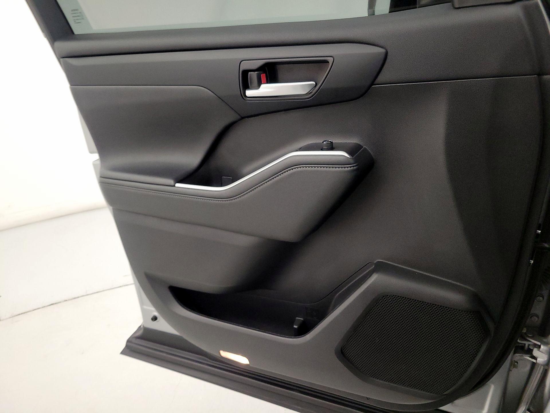 Thumbnail: 2024 Toyota Highlander - 12