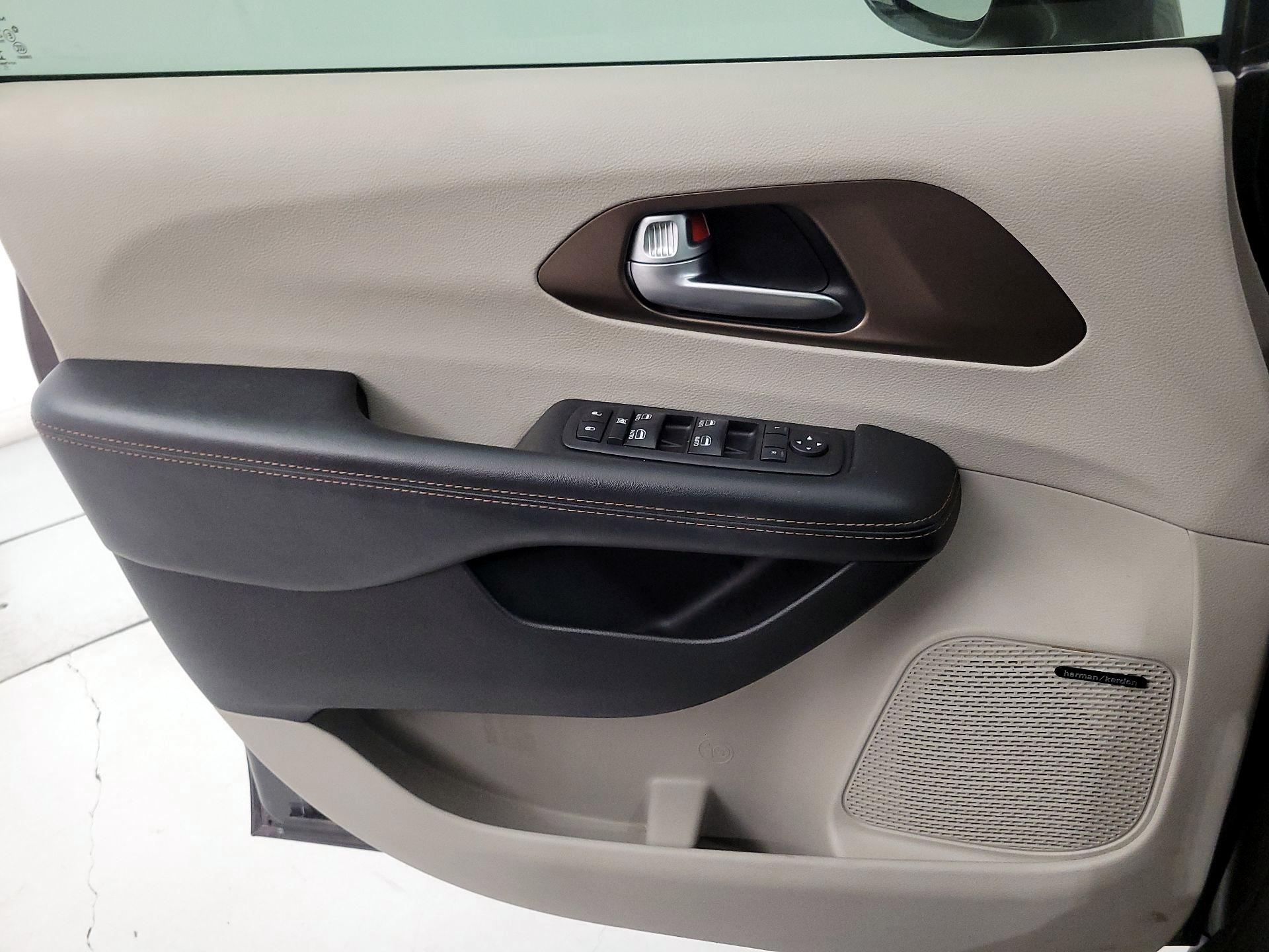 Thumbnail: 2018 Chrysler Pacifica - 12