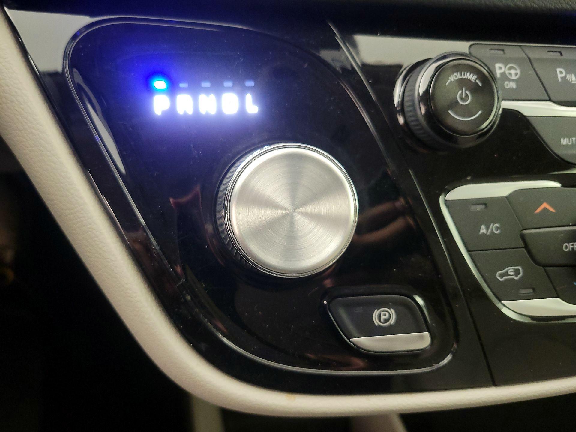 Thumbnail: 2018 Chrysler Pacifica - 18