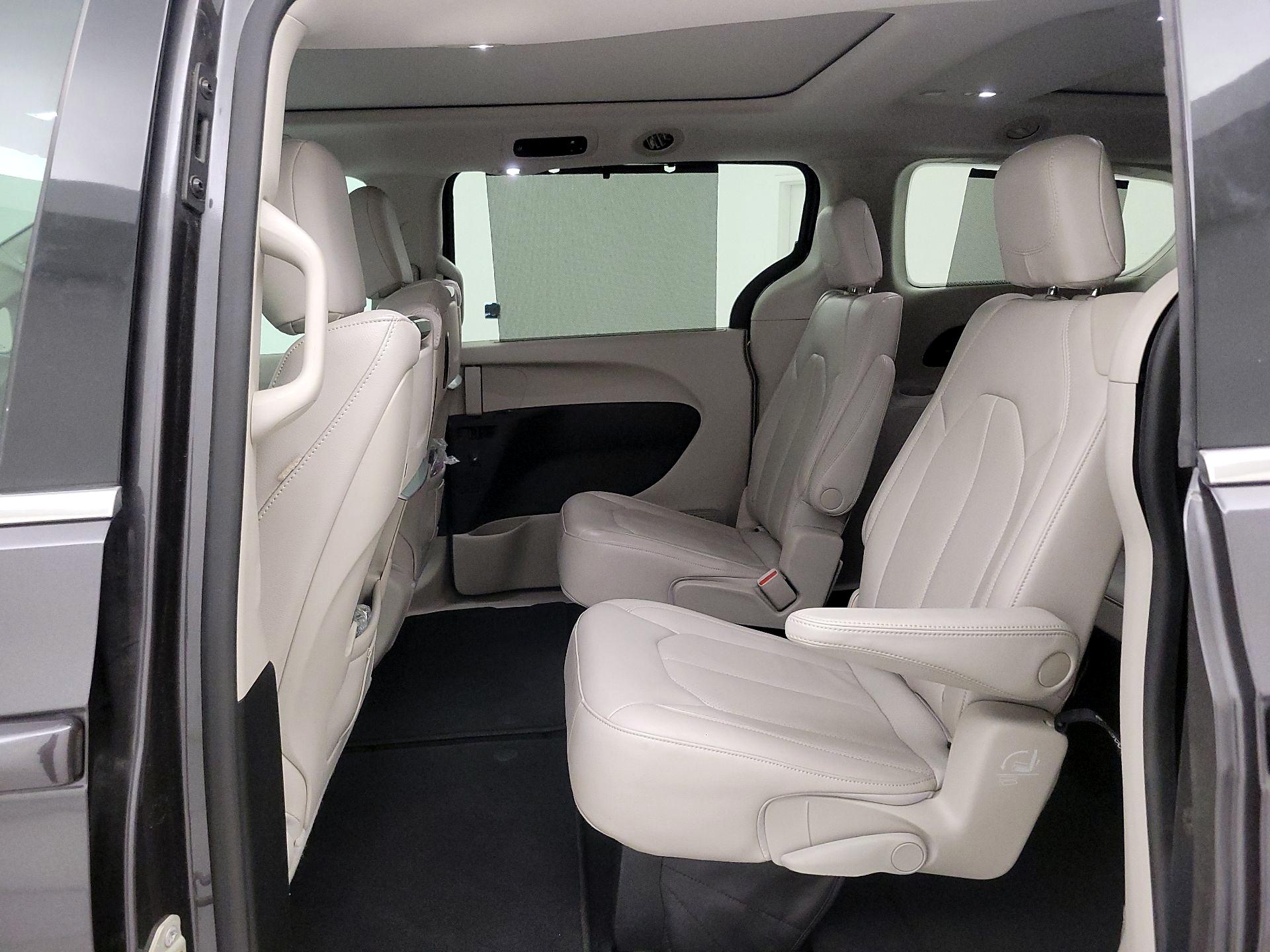 Thumbnail: 2018 Chrysler Pacifica - 20