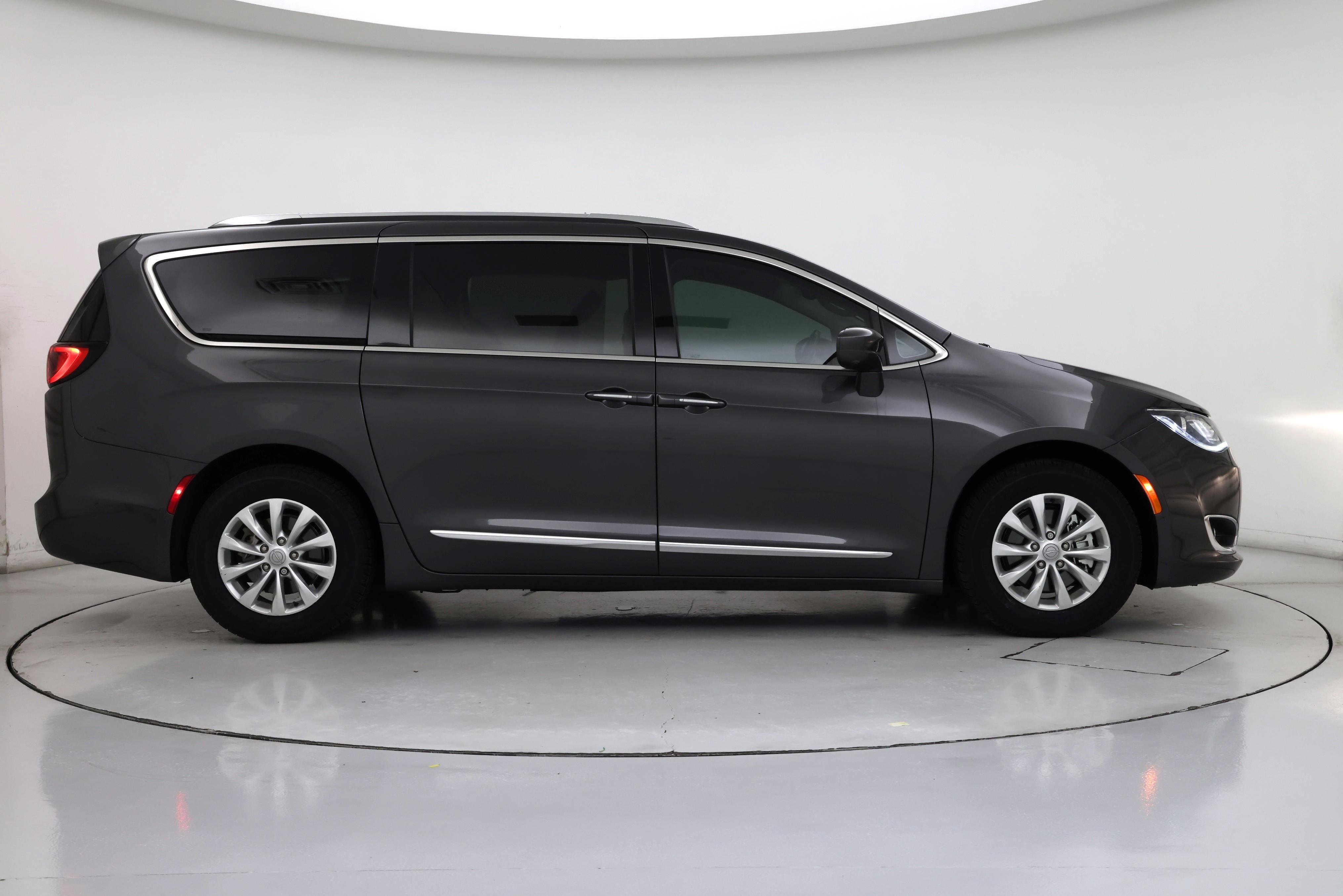 Thumbnail: 2018 Chrysler Pacifica - 7