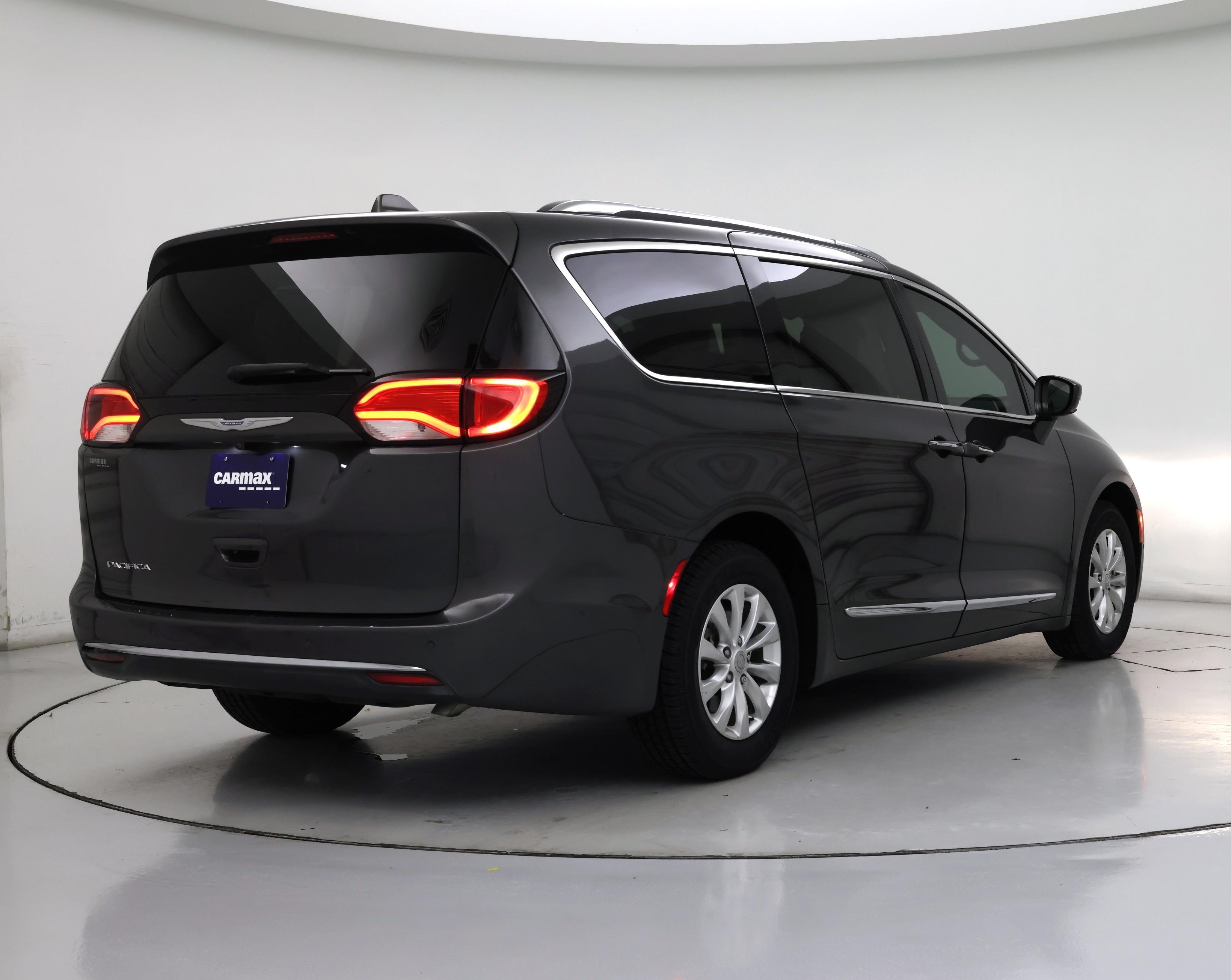 Thumbnail: 2018 Chrysler Pacifica - 8