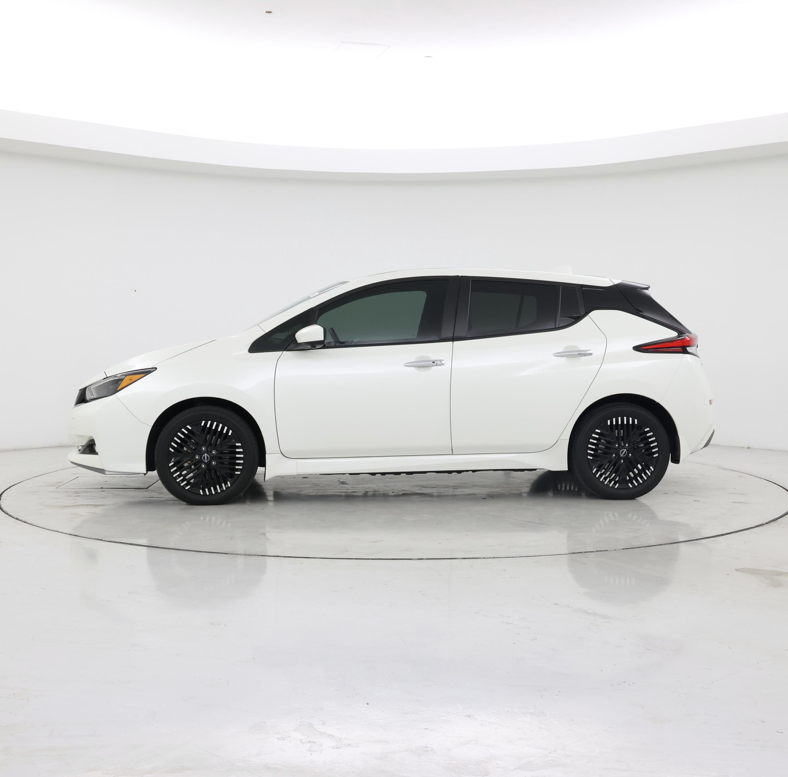 Thumbnail: 2023 Nissan Leaf - 3