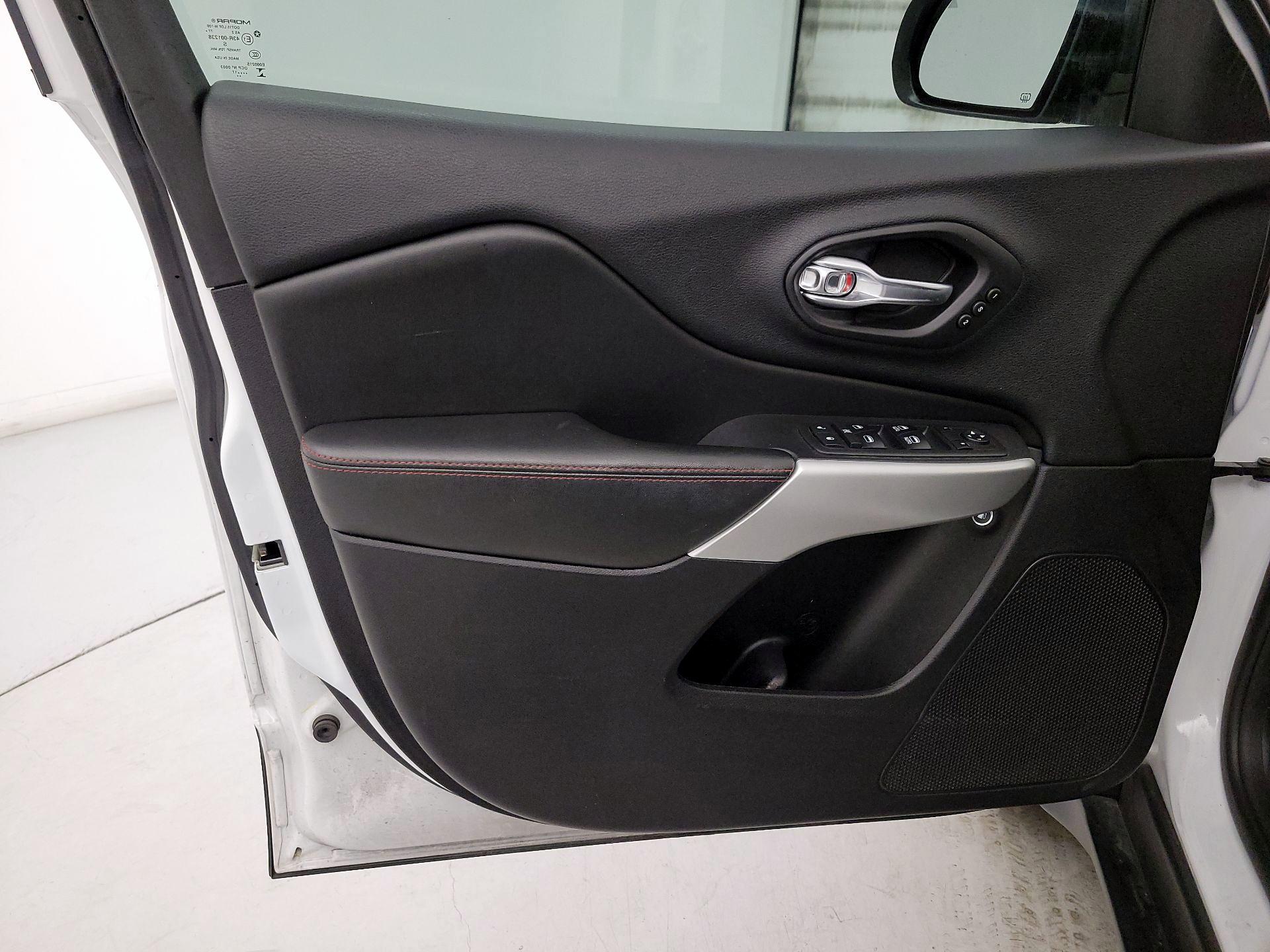 Thumbnail: 2017 Jeep Cherokee - 12