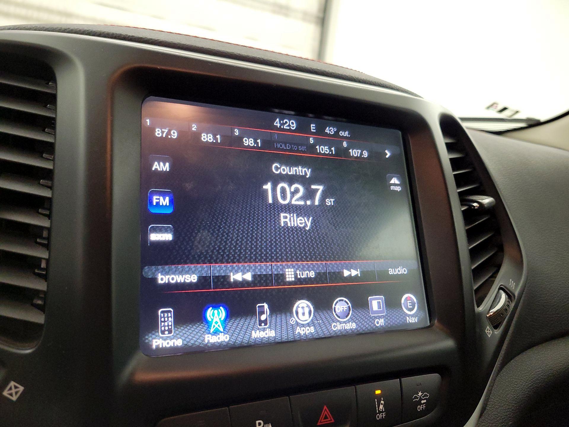 Thumbnail: 2017 Jeep Cherokee - 16