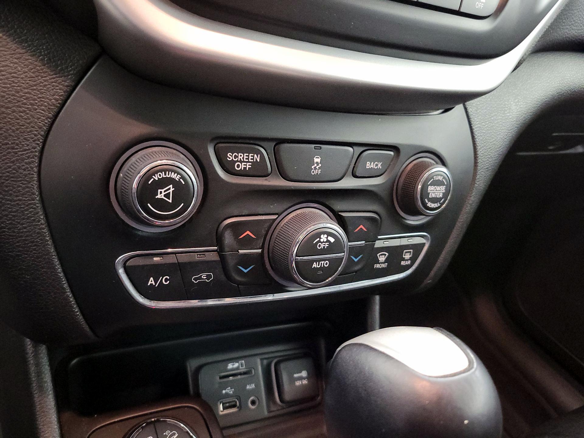 Thumbnail: 2017 Jeep Cherokee - 17