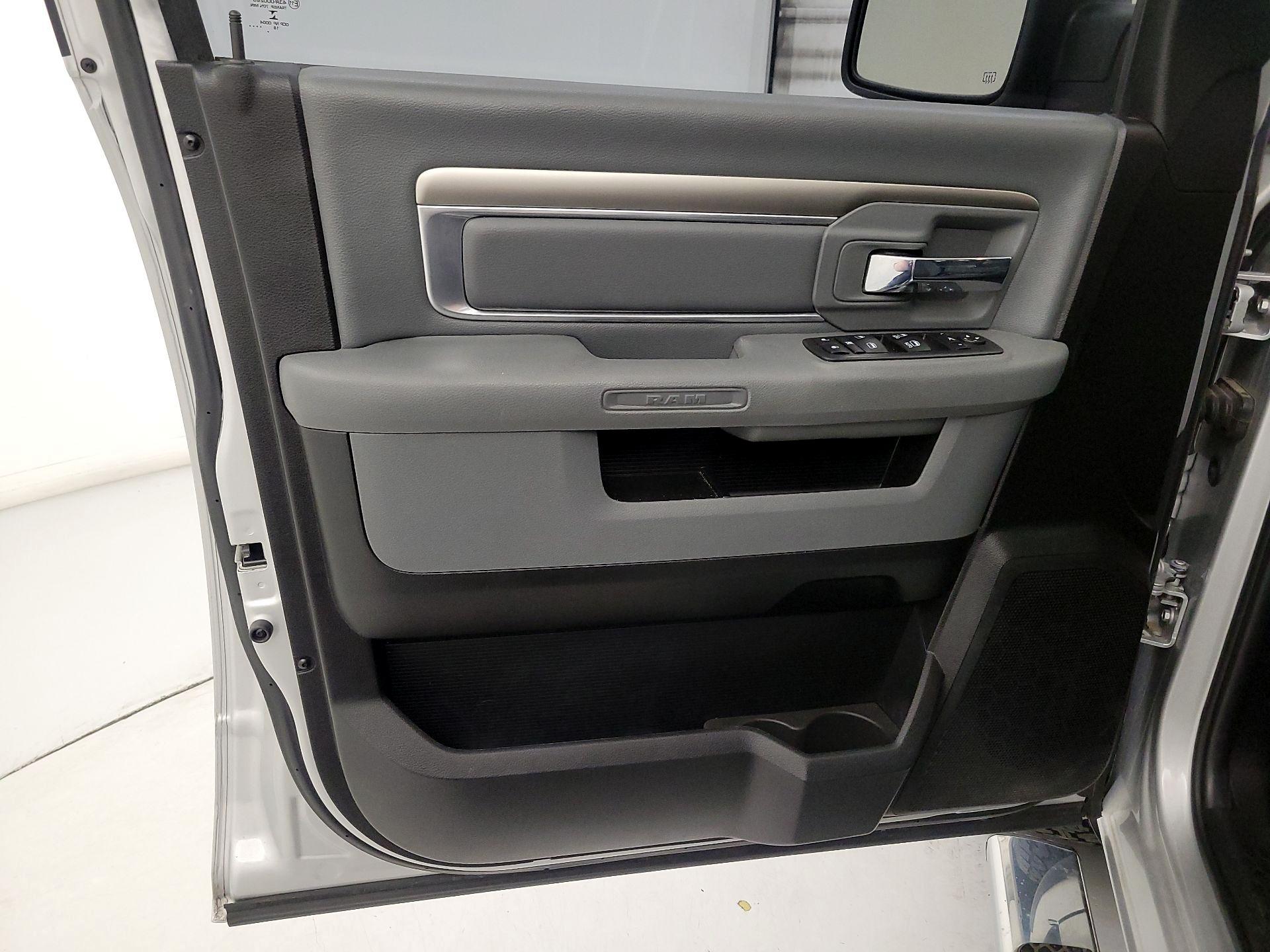 Thumbnail: 2019 RAM 1500 Classic - 12