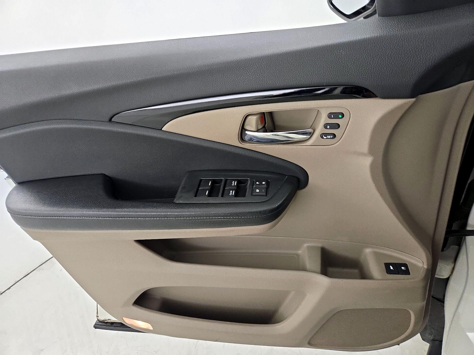 Thumbnail: 2016 Honda Pilot - 12