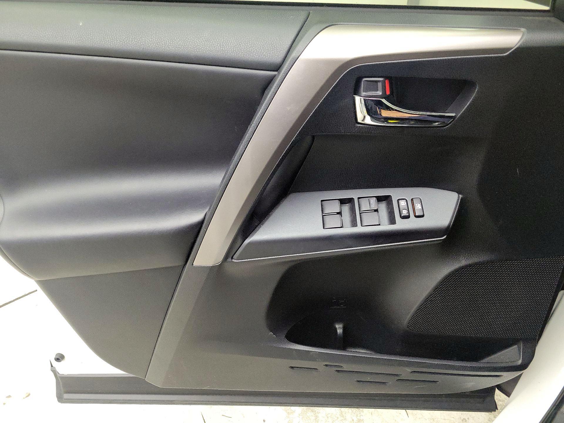 Thumbnail: 2018 Toyota RAV4 - 12