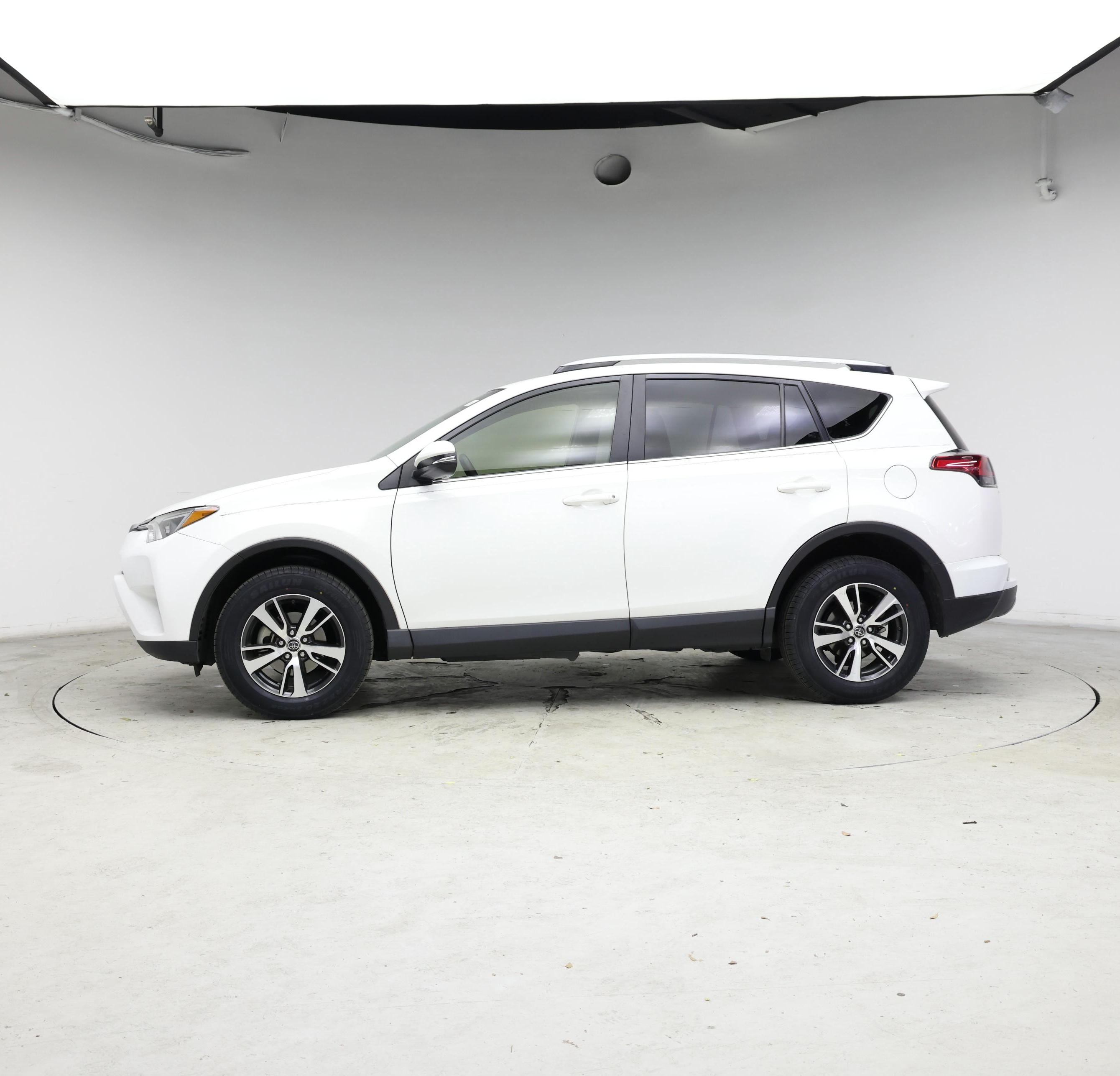 Thumbnail: 2018 Toyota RAV4 - 3