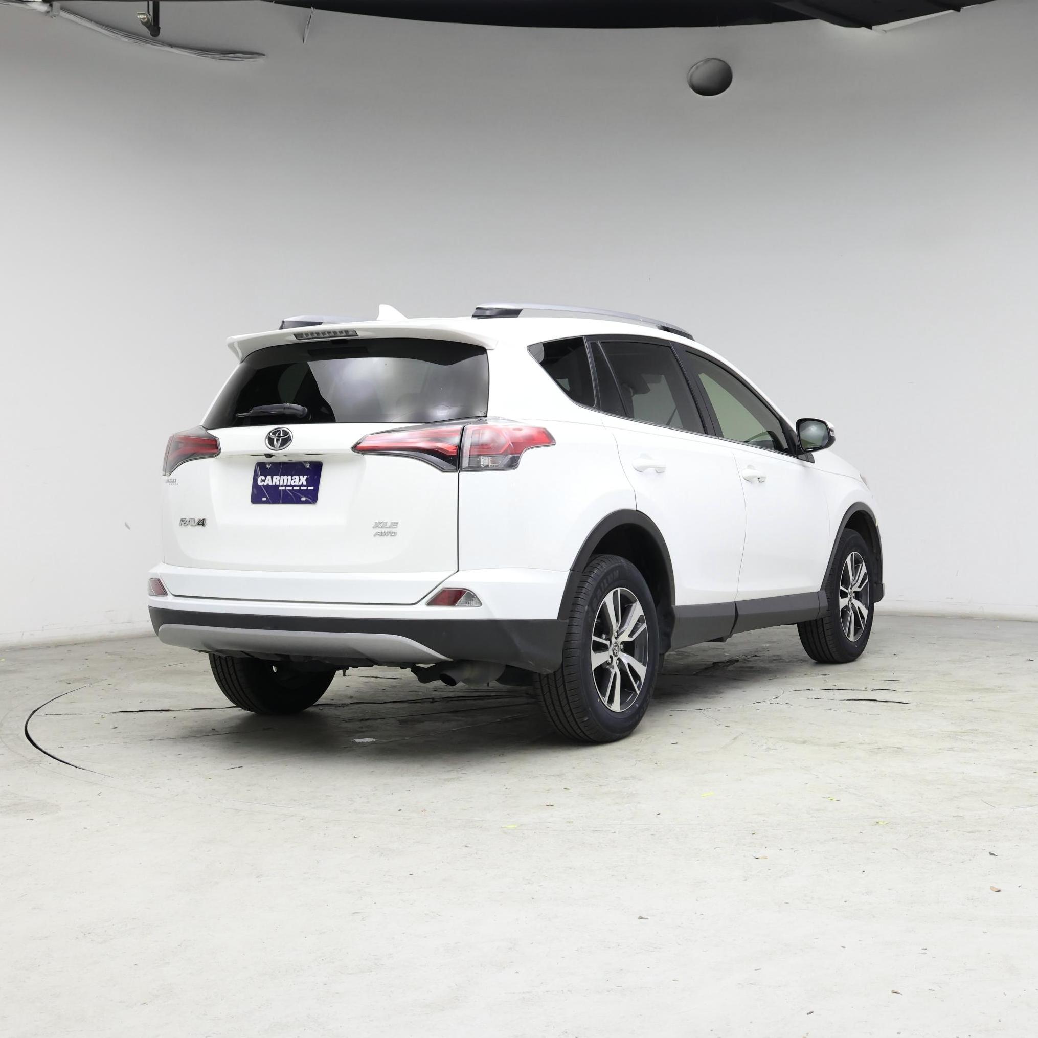 Thumbnail: 2018 Toyota RAV4 - 8