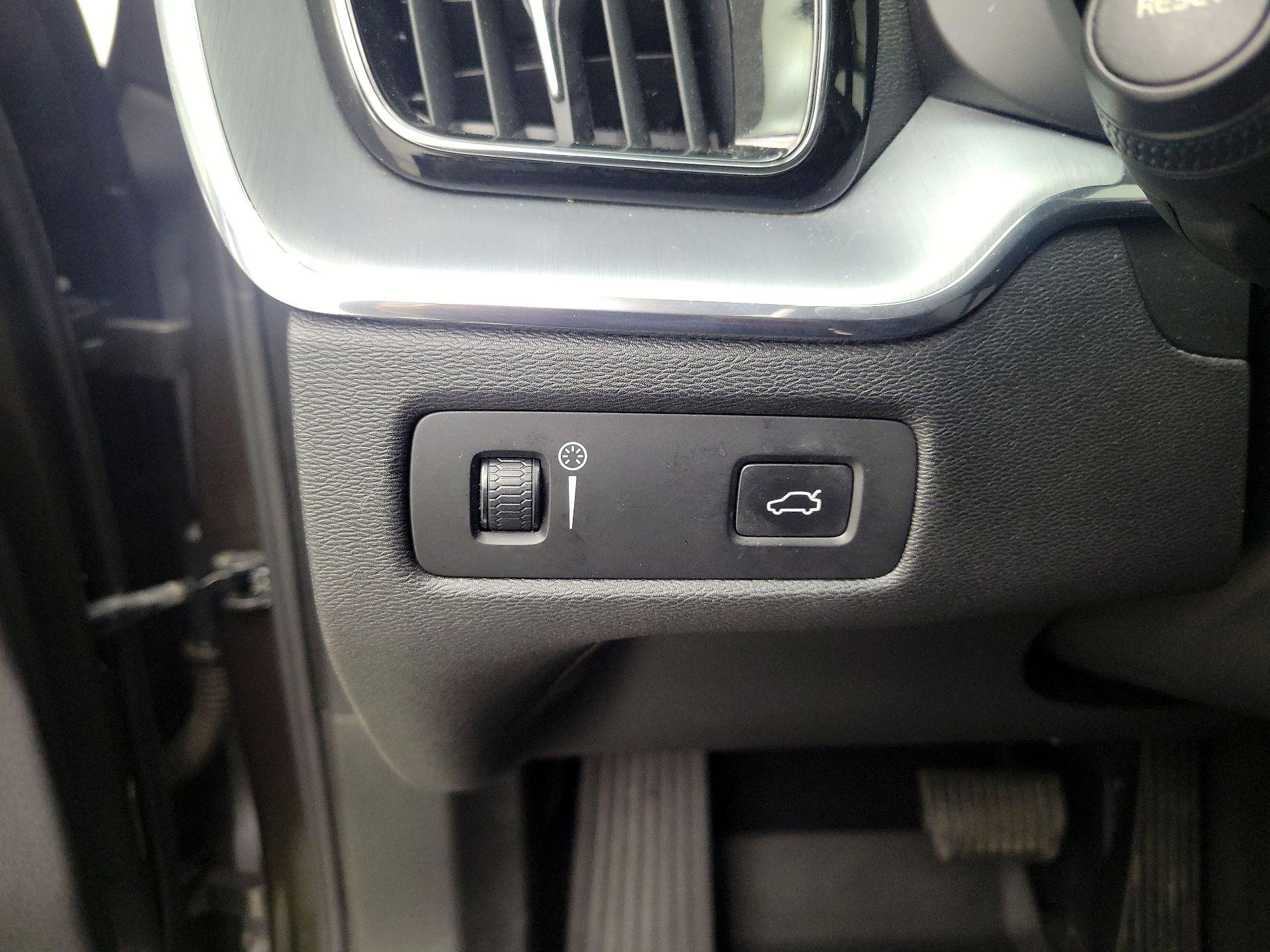 Thumbnail: 2018 Volvo XC60 - 13