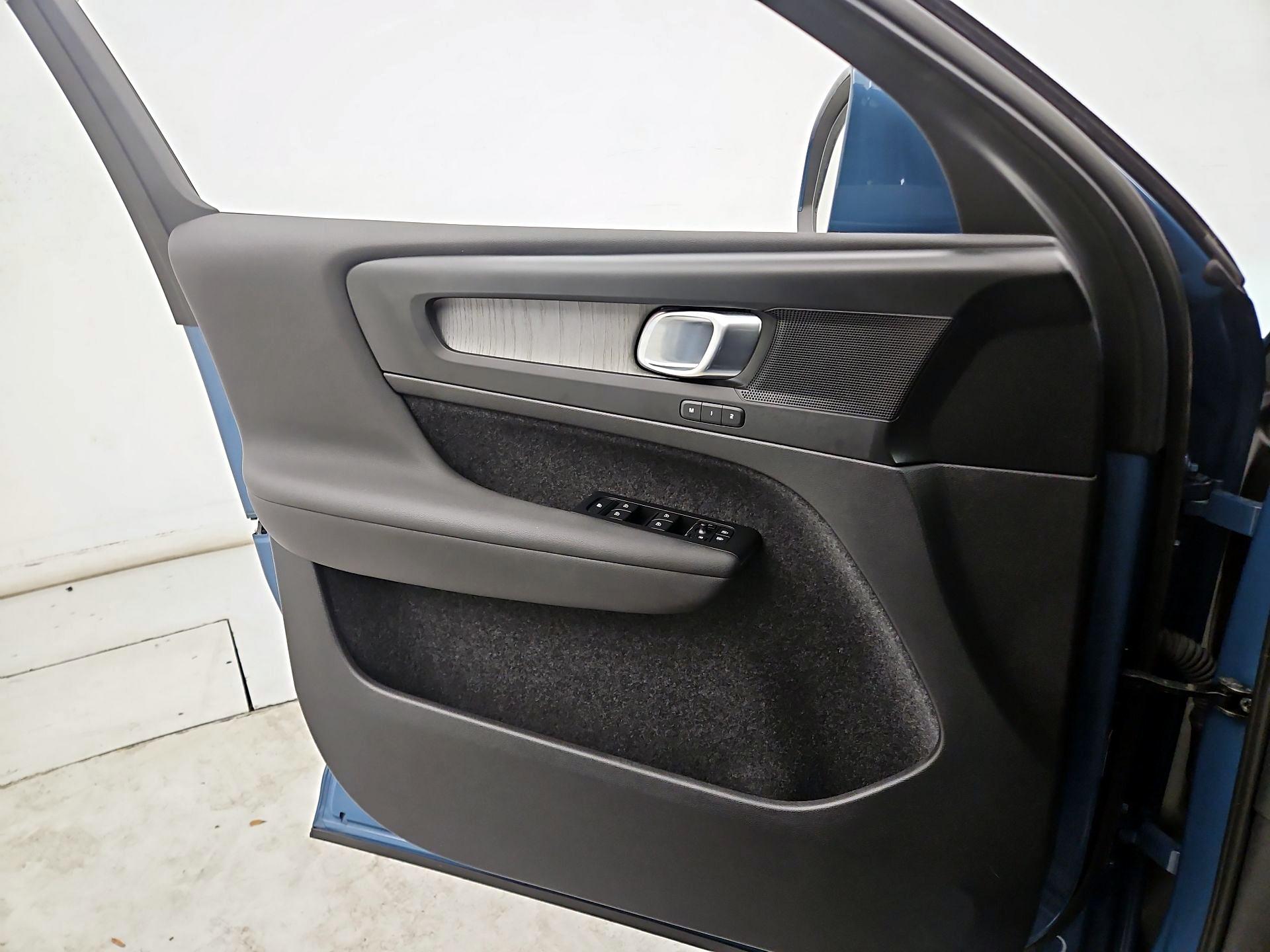 Thumbnail: 2023 Volvo XC40 - 12